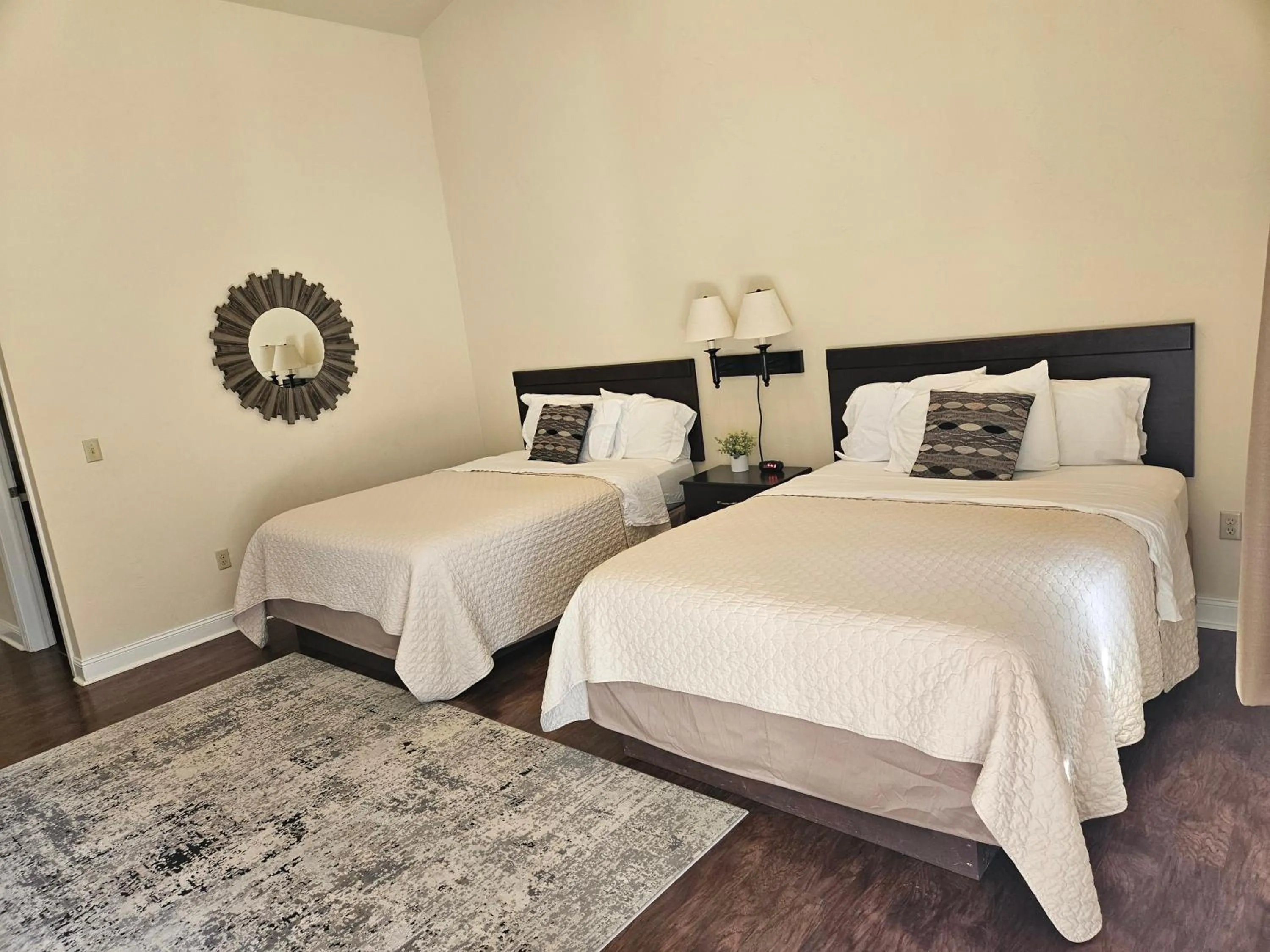 Bed in Sunset Cottage Motel