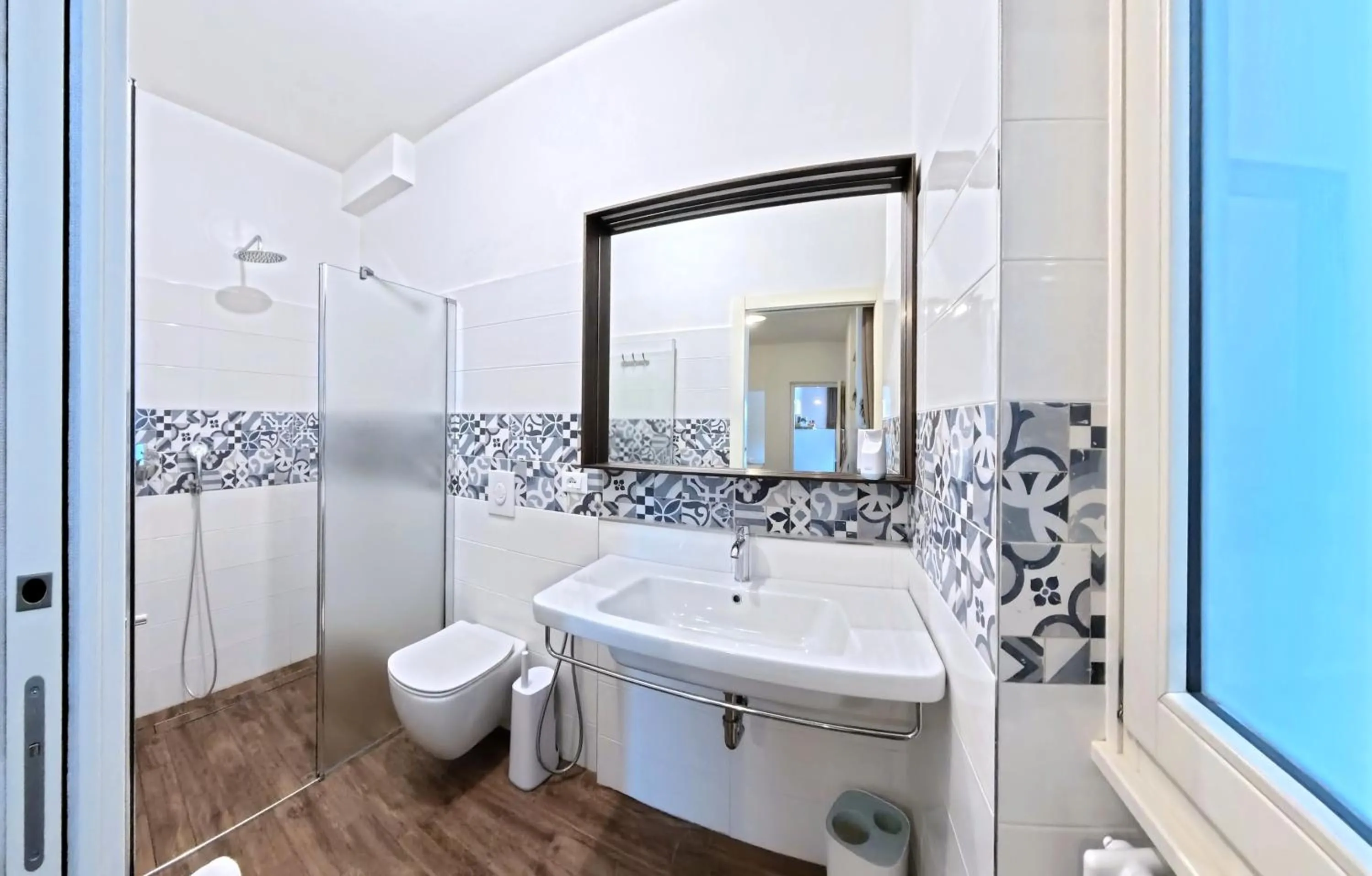 Shower in Oasi Da Vinci Apartments Lake Garda View