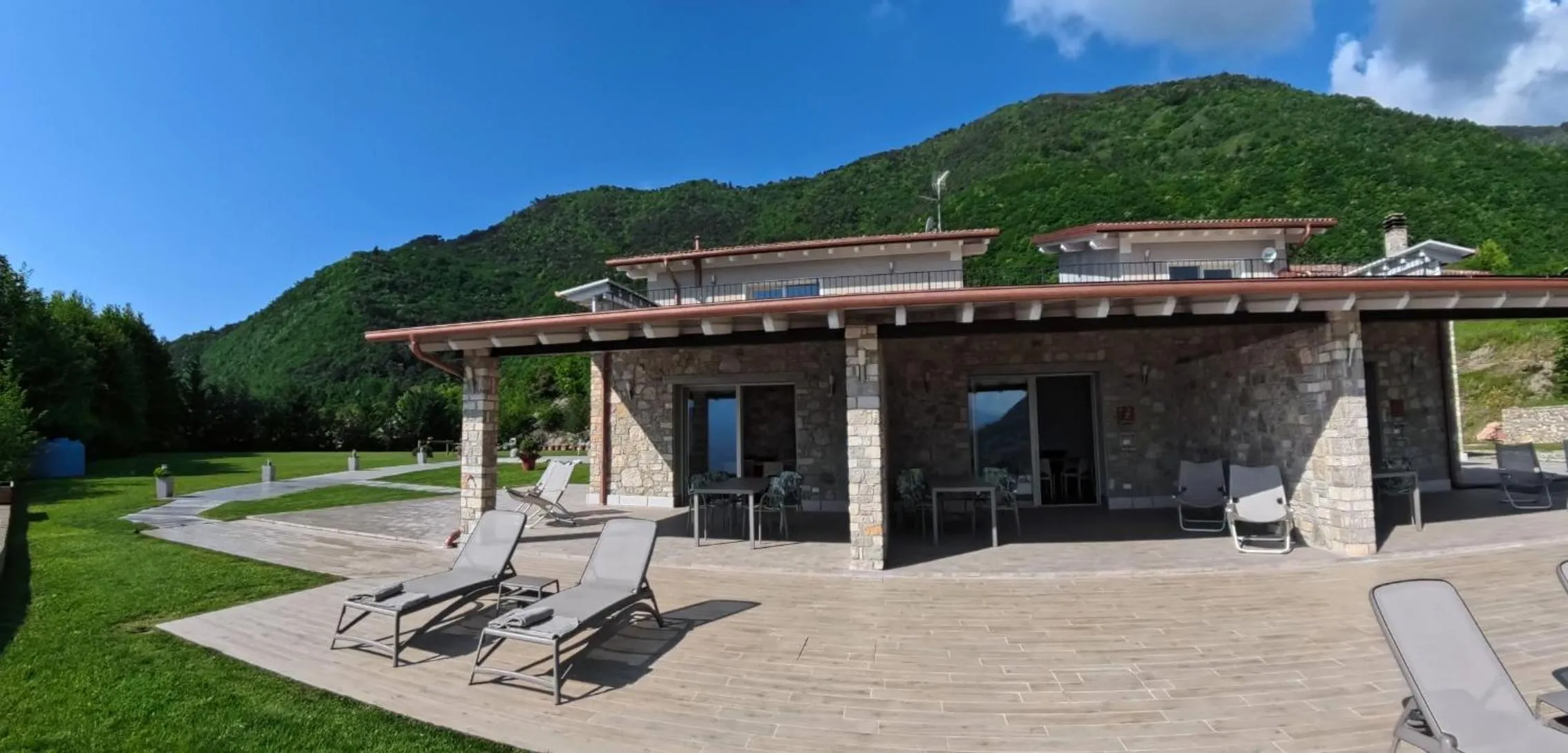 Patio in Oasi Da Vinci Apartments Lake Garda View