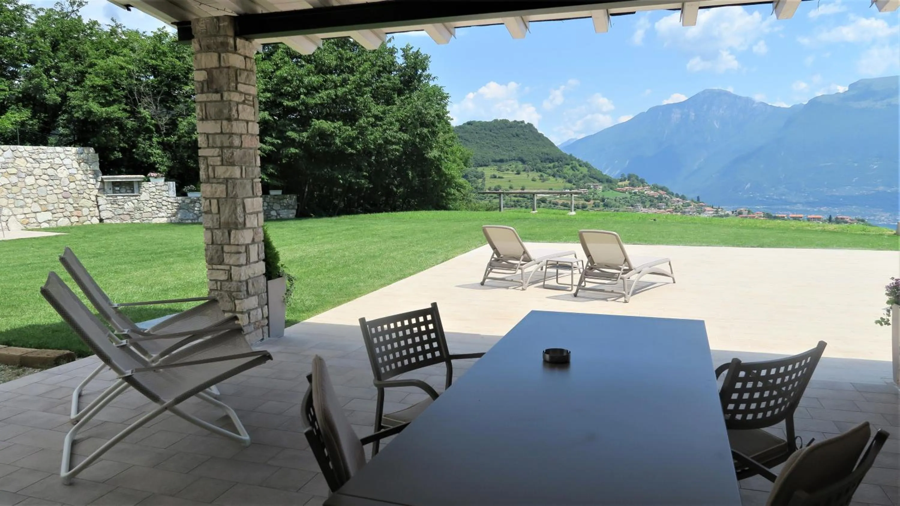 Balcony/Terrace in Oasi Da Vinci Apartments Lake Garda View