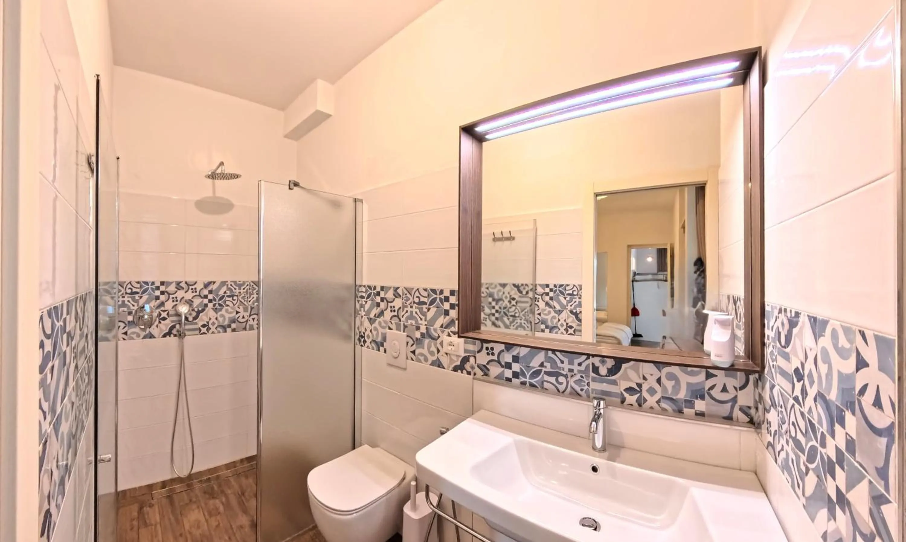 Shower in Oasi Da Vinci Apartments Lake Garda View