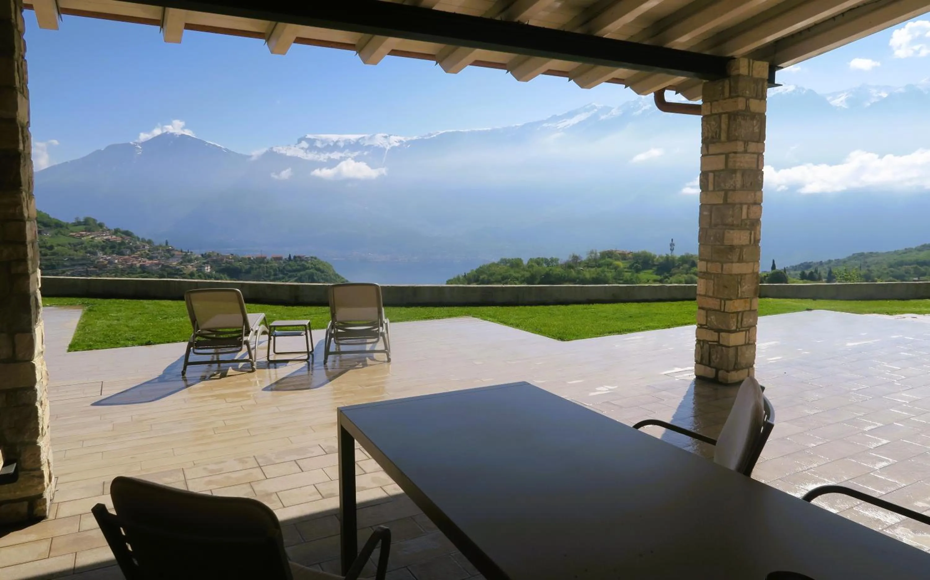 Patio in Oasi Da Vinci Apartments Lake Garda View