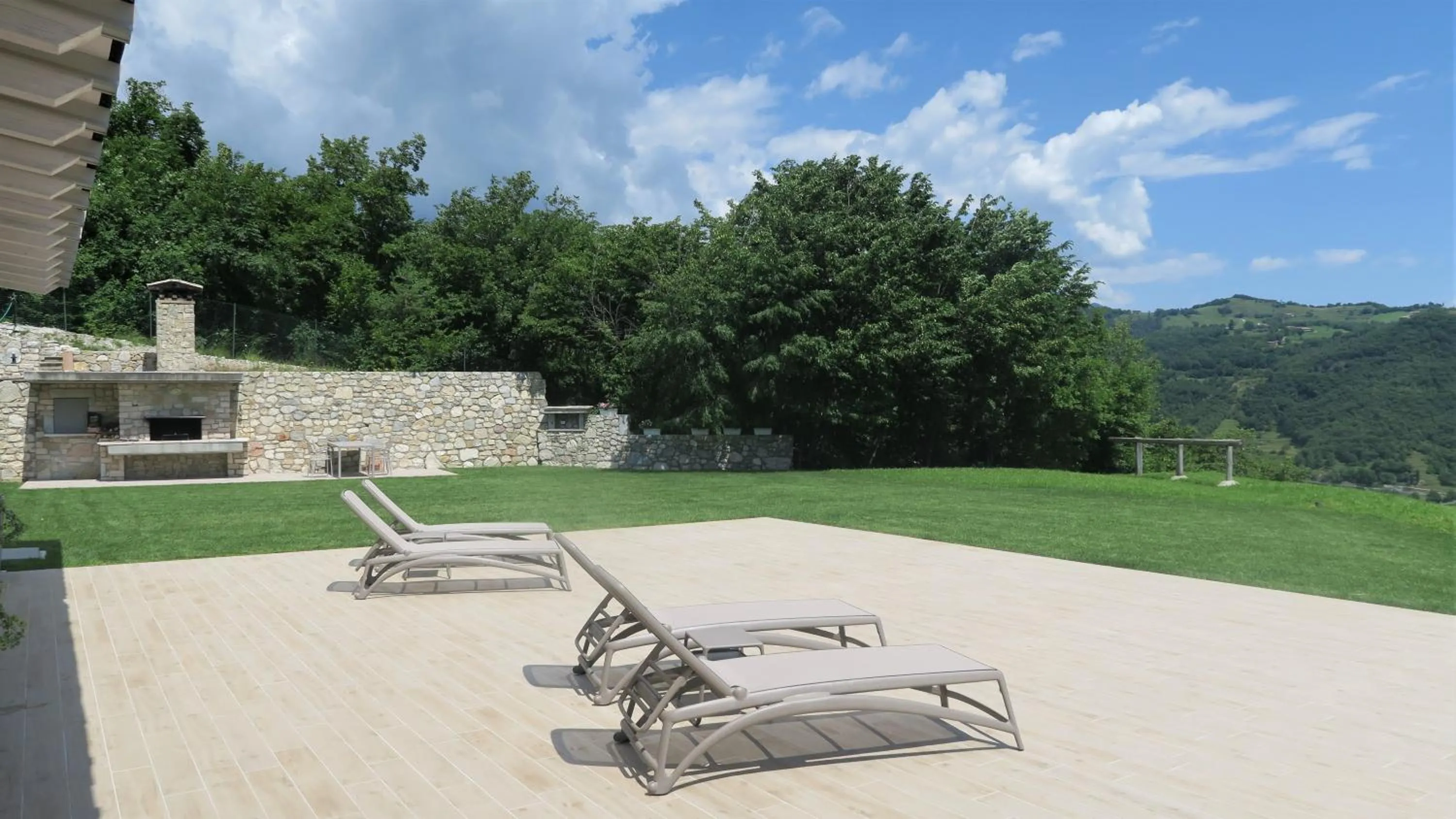 BBQ facilities in Oasi Da Vinci Apartments Lake Garda View