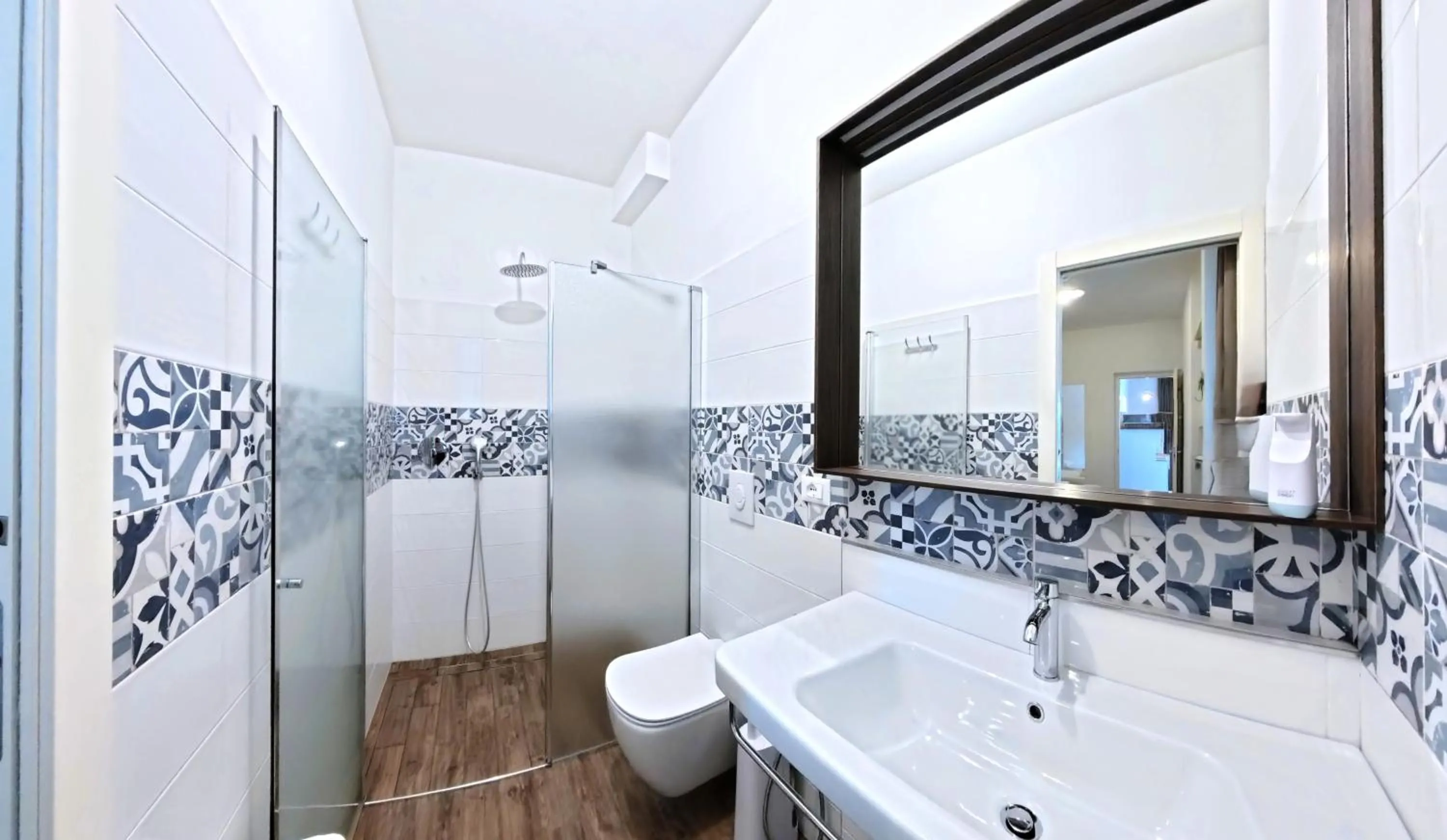 Shower in Oasi Da Vinci Apartments Lake Garda View