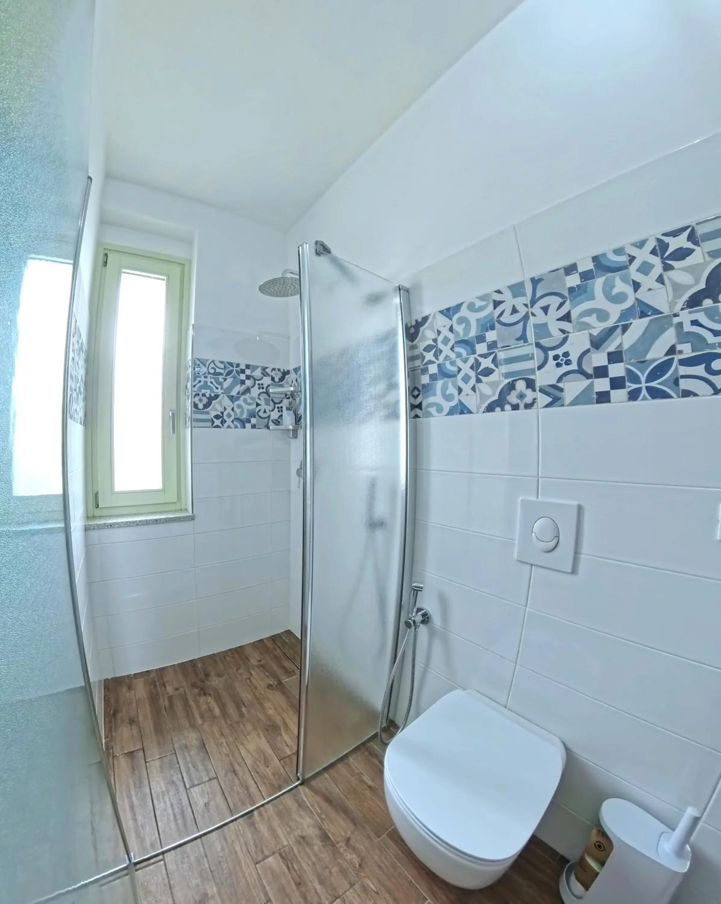 Shower in Oasi Da Vinci Apartments Lake Garda View