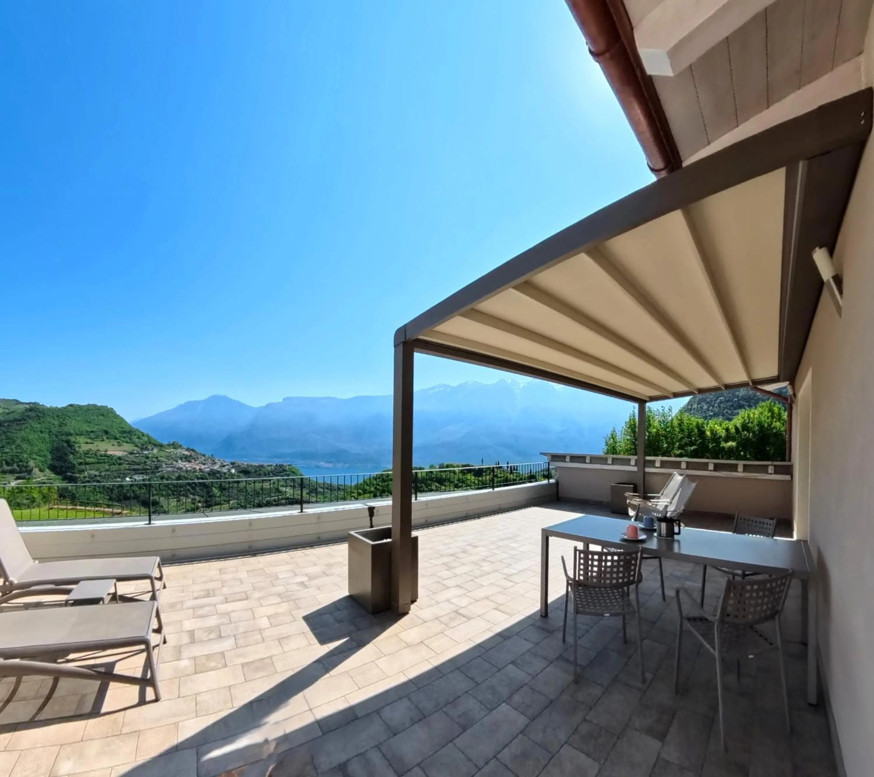 Property building in Oasi Da Vinci Apartments Lake Garda View