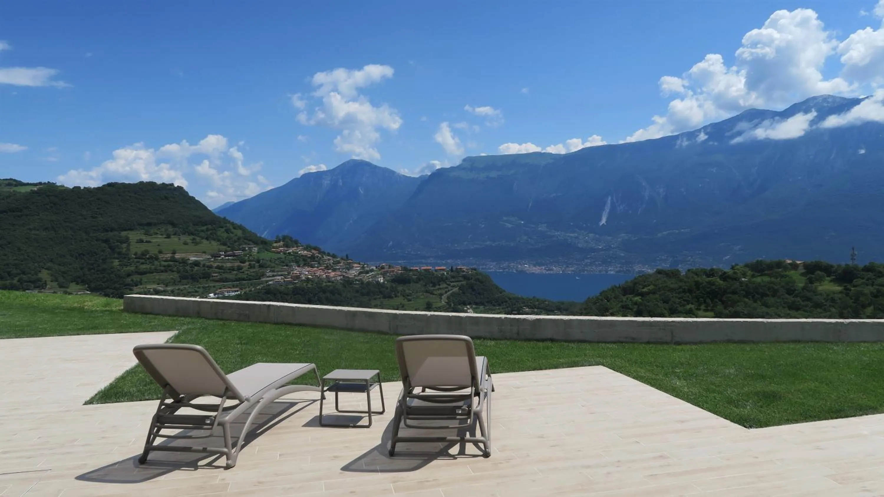 Solarium in Oasi Da Vinci Apartments Lake Garda View