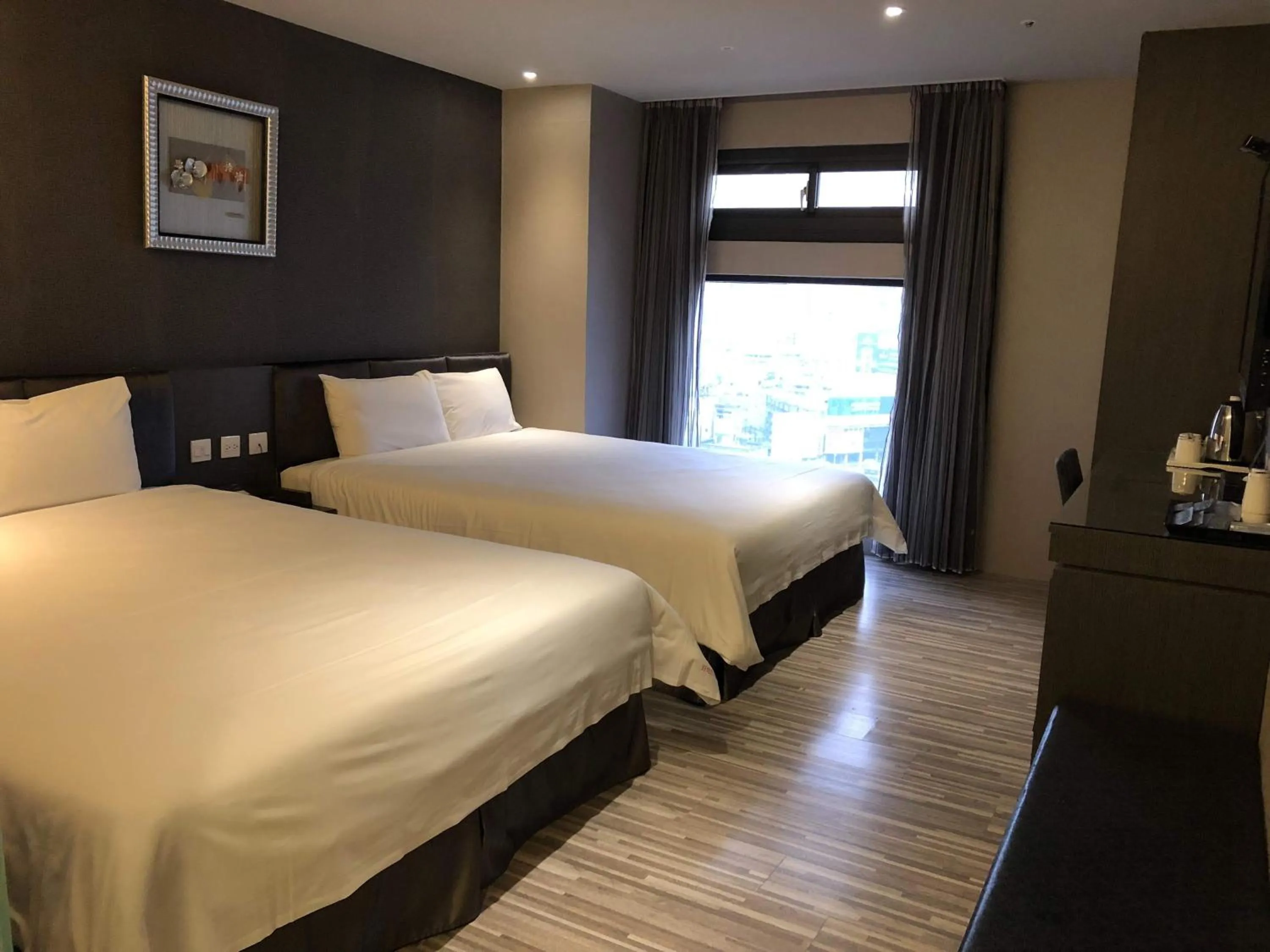 Photo of the whole room, Bed in Fine Hotel