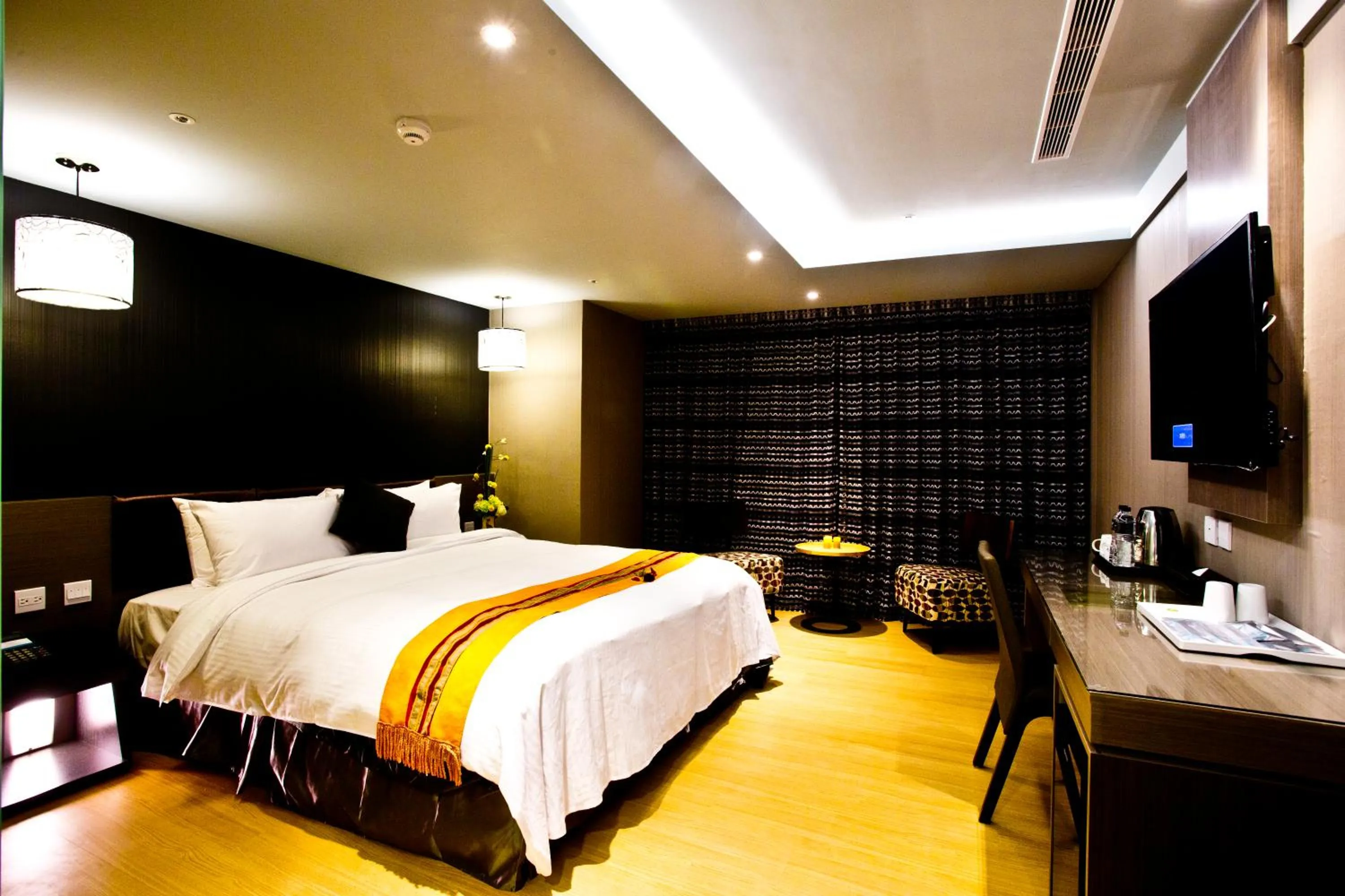 Photo of the whole room, Bed in Fine Hotel