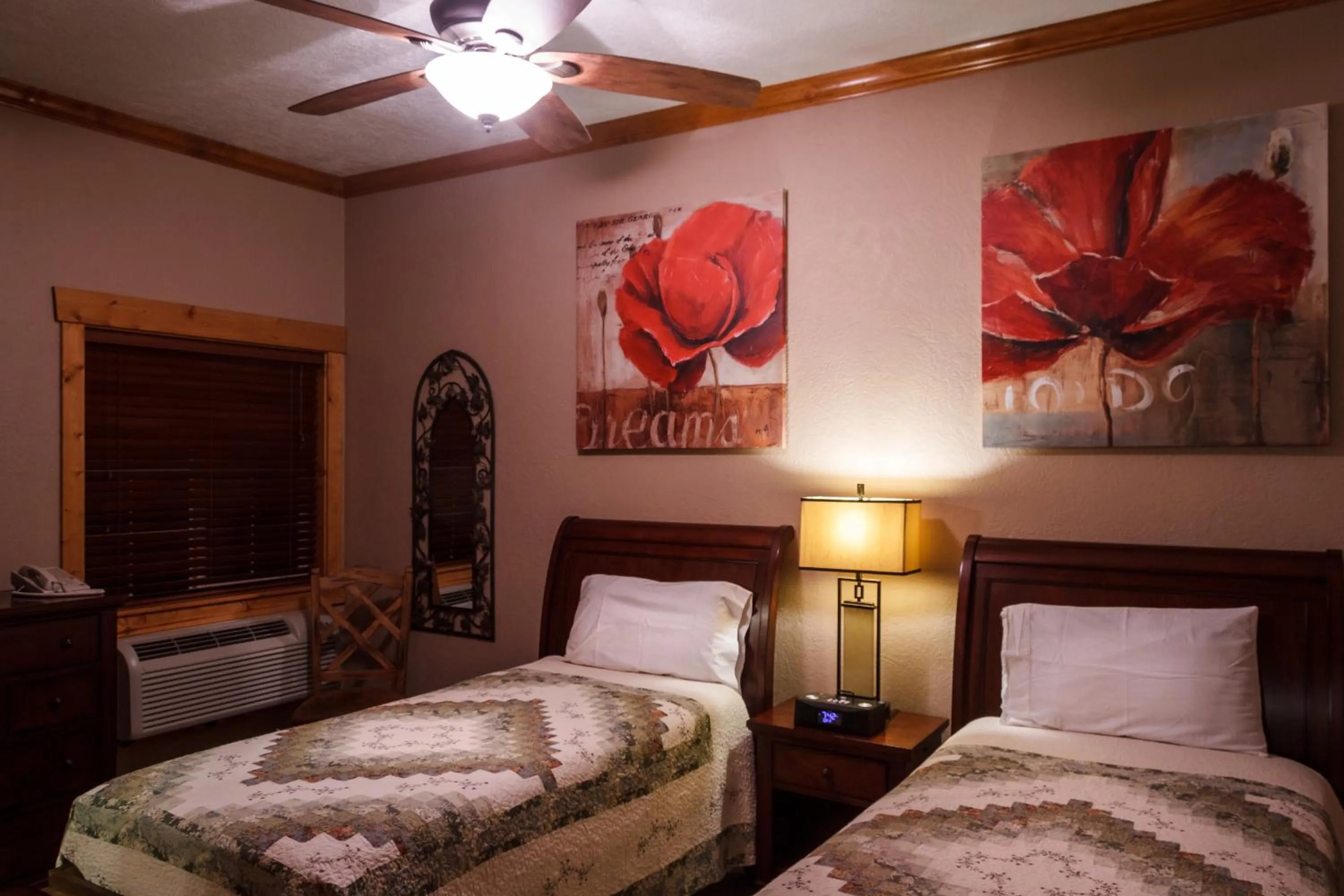 Bedroom, Bed in Desert Rose Resort & Cabins