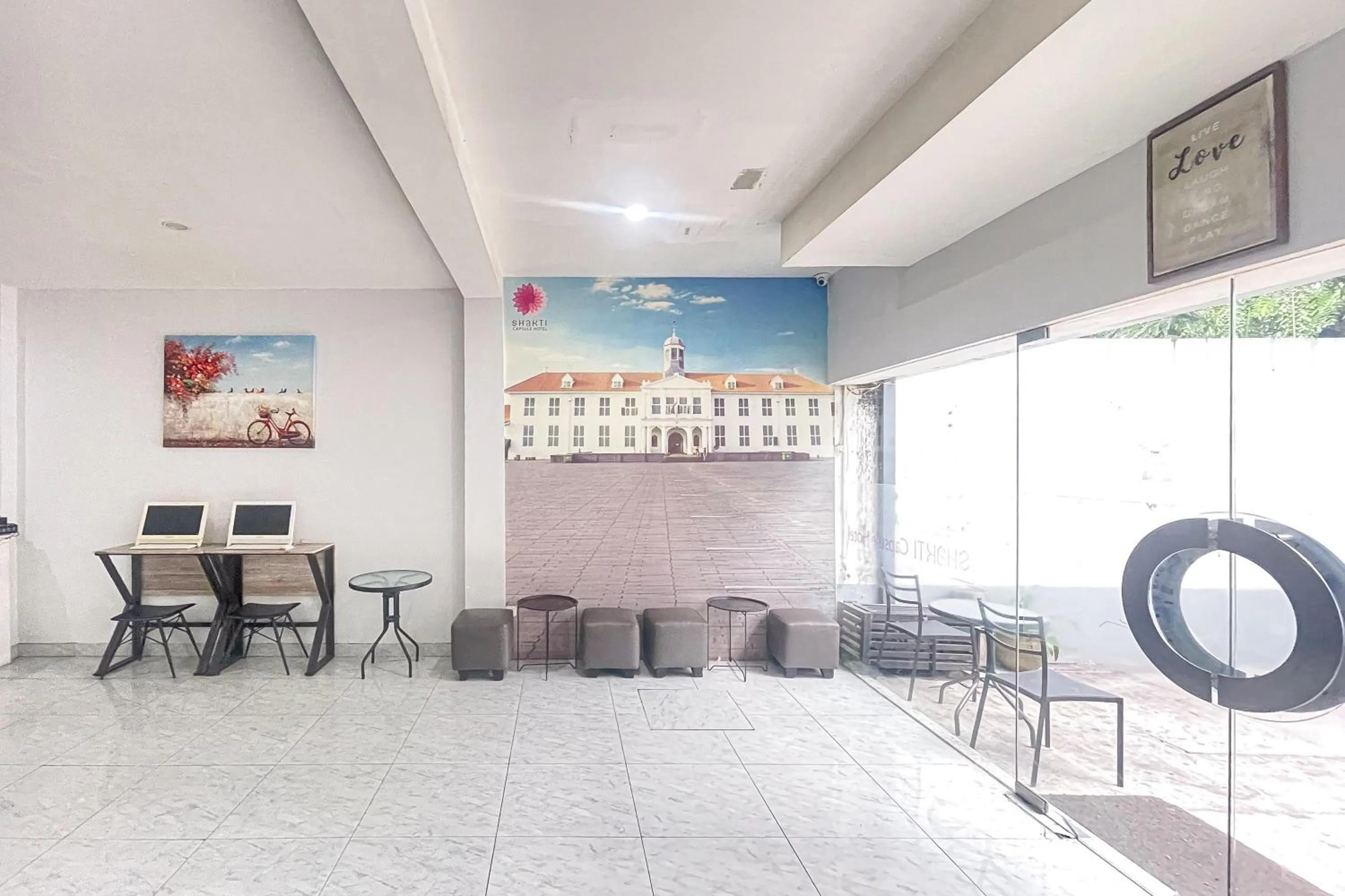 Lobby or reception in RedDoorz Hotel Capsule at Batu Tulis