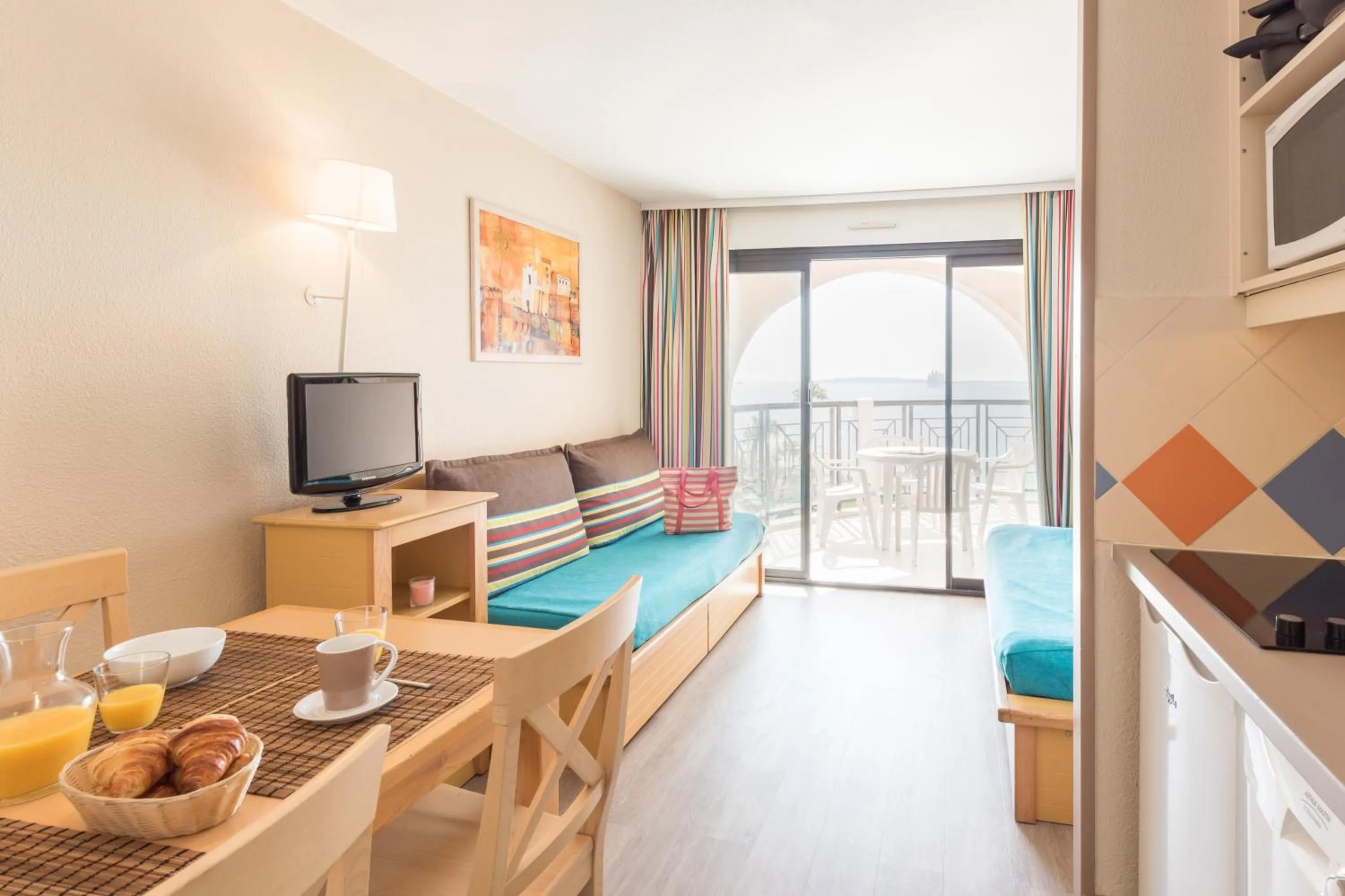 Communal lounge/ TV room in Résidence Pierre & Vacances Cannes Verrerie