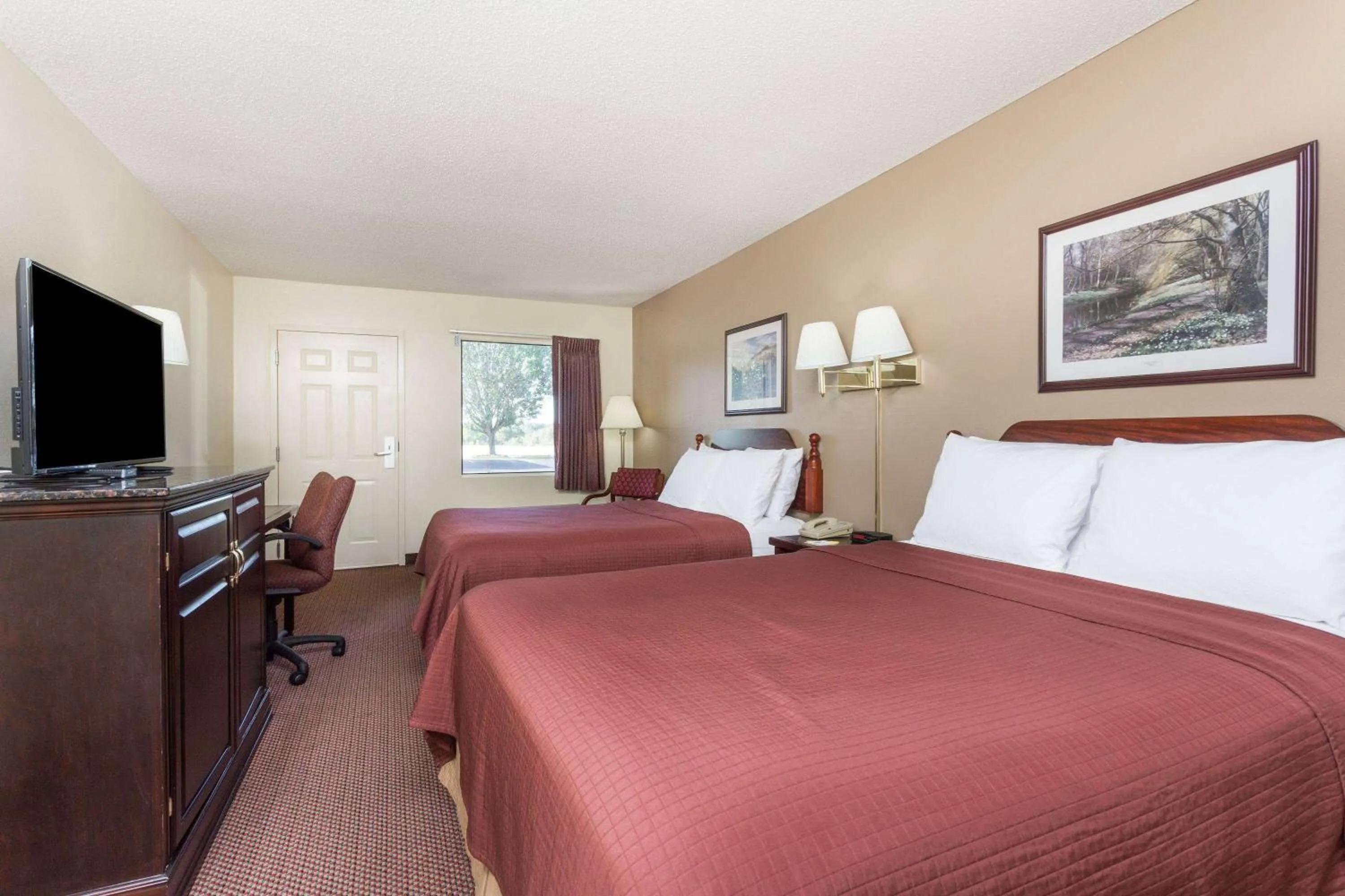 Photo of the whole room, Bed in Days Inn by Wyndham Royston