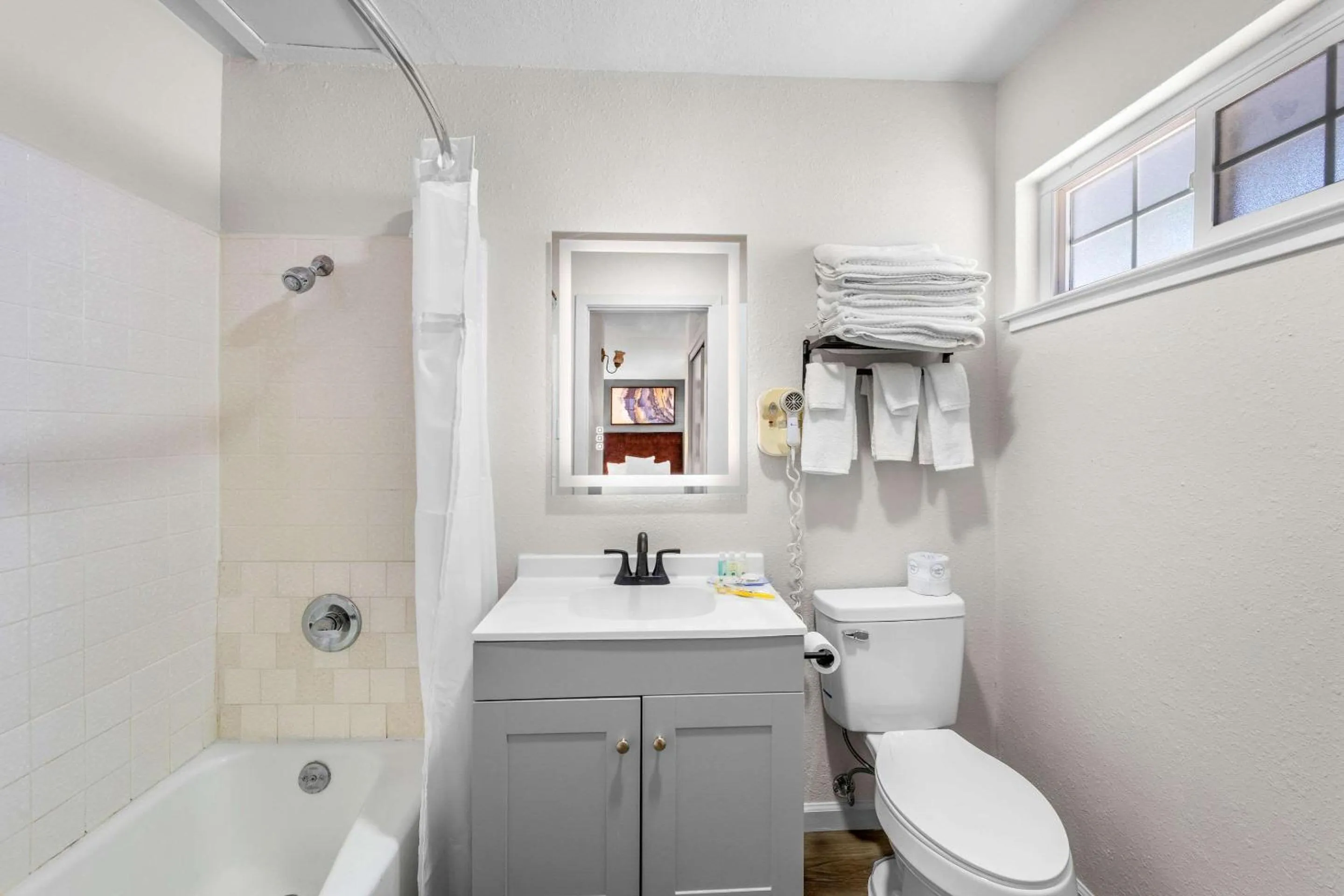 Bedroom, Bathroom in The Jackson Lodge