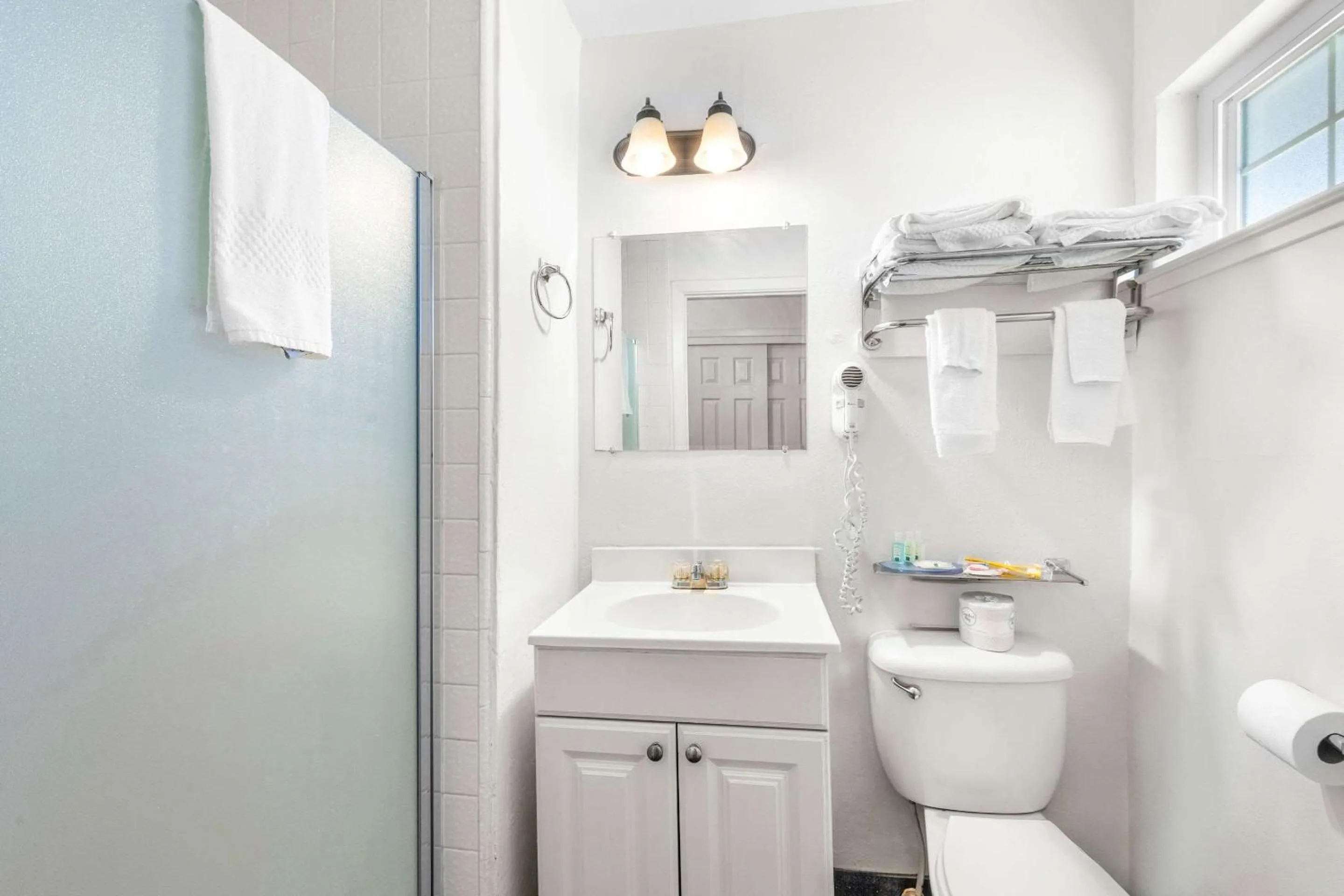 Bedroom, Bathroom in The Jackson Lodge