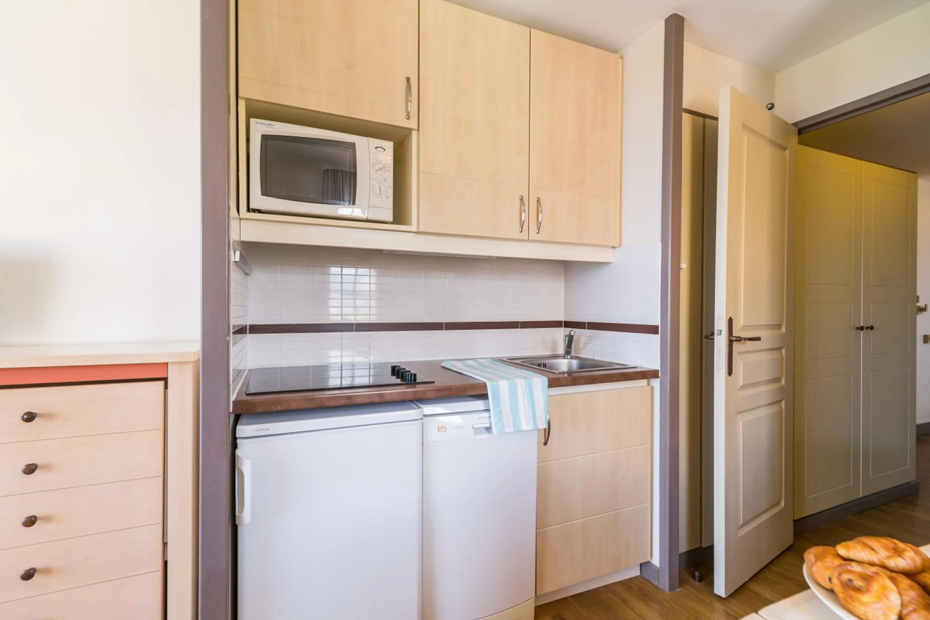 Kitchen or kitchenette in Village Pierre & Vacances Cap Esterel