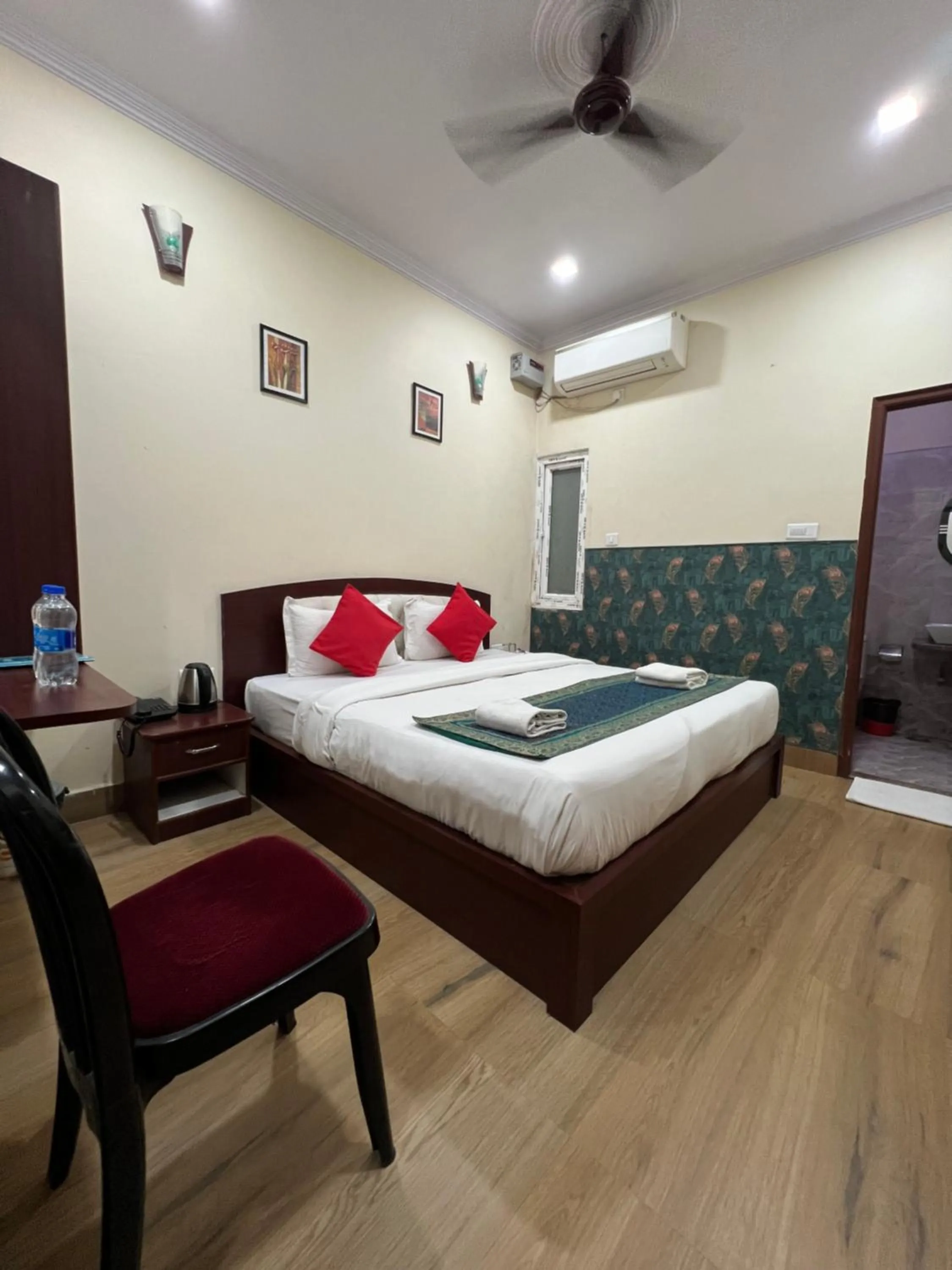 Bedroom, Bed in The Century Plaza Hotel