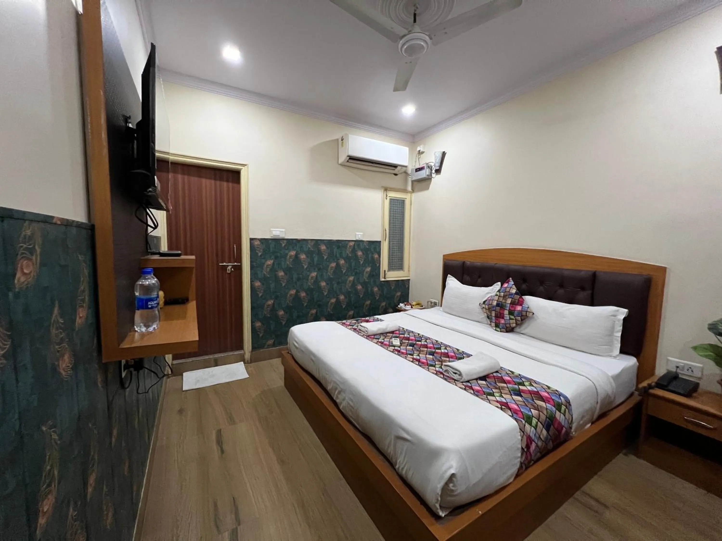 Photo of the whole room, Bed in The Century Plaza Hotel