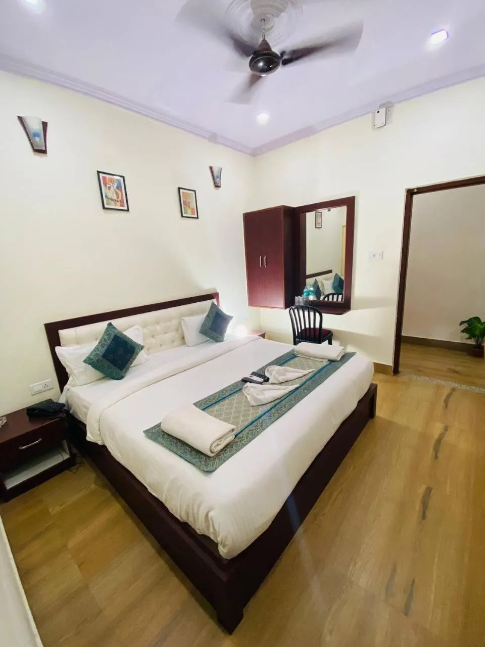 Bathroom, Bed in The Century Plaza Hotel
