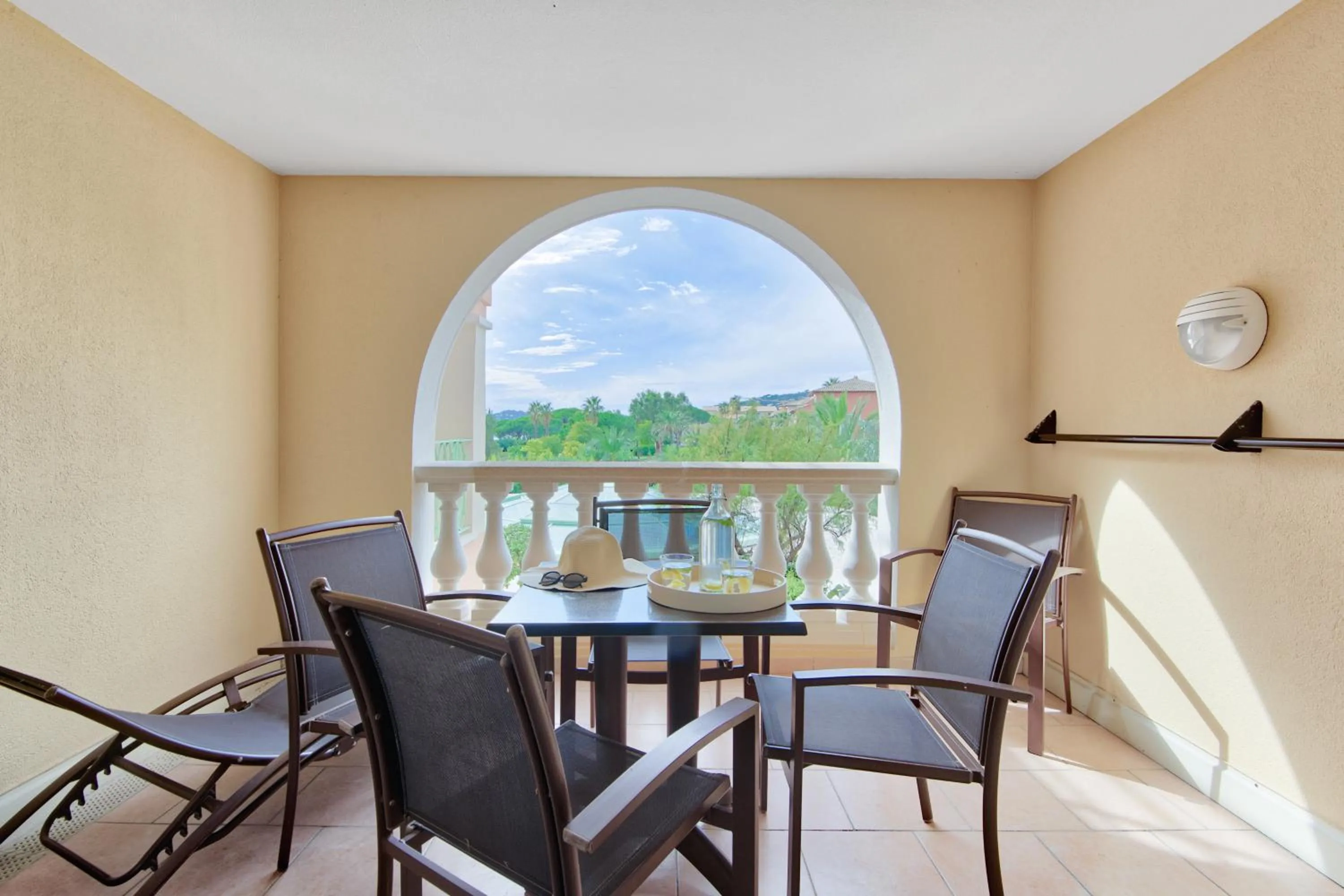 Patio in Résidence Pierre & Vacances Premium Les Calanques des Issambres