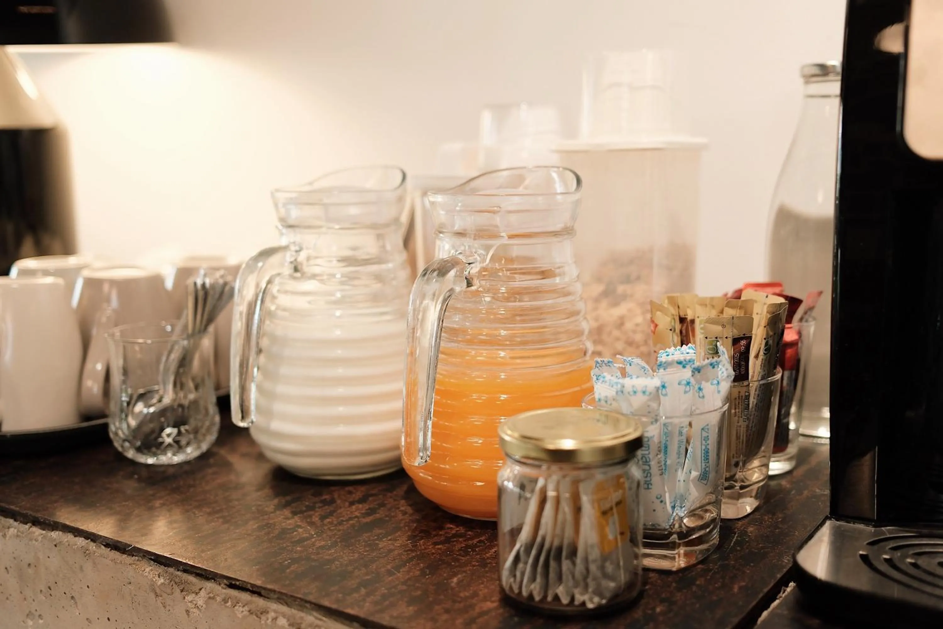 Food and drinks in Wonderwall Hotel