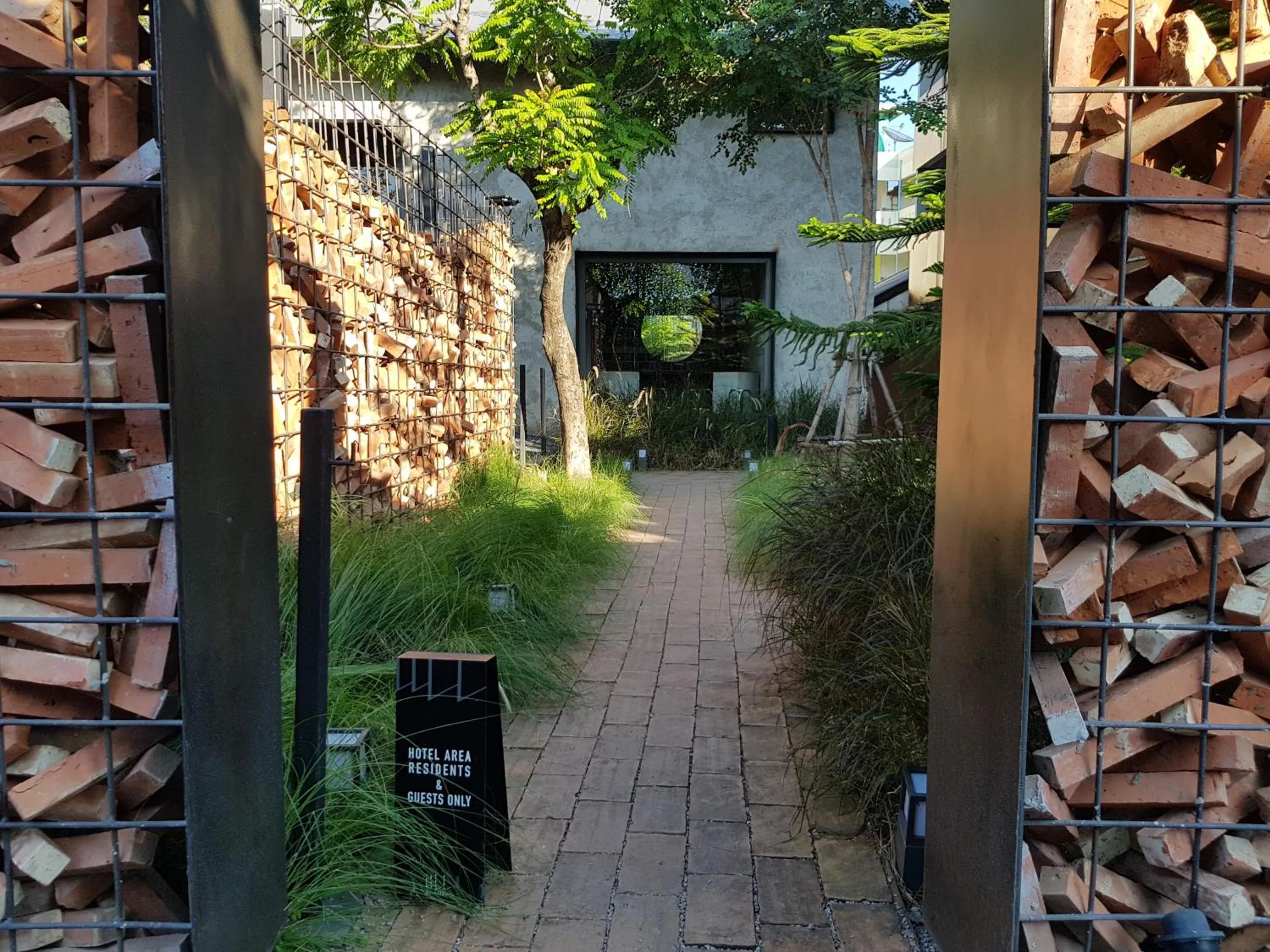 Facade/entrance in Wonderwall Hotel