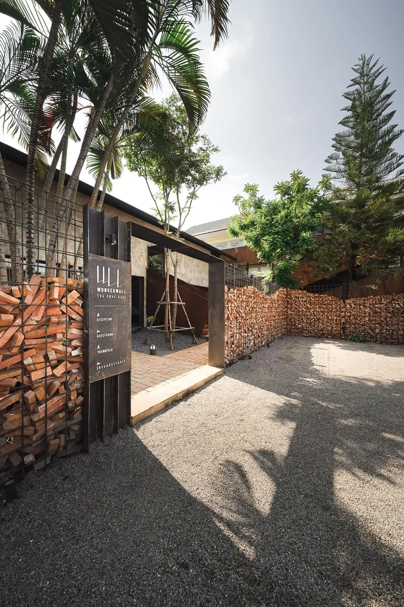 Facade/entrance in Wonderwall Hotel