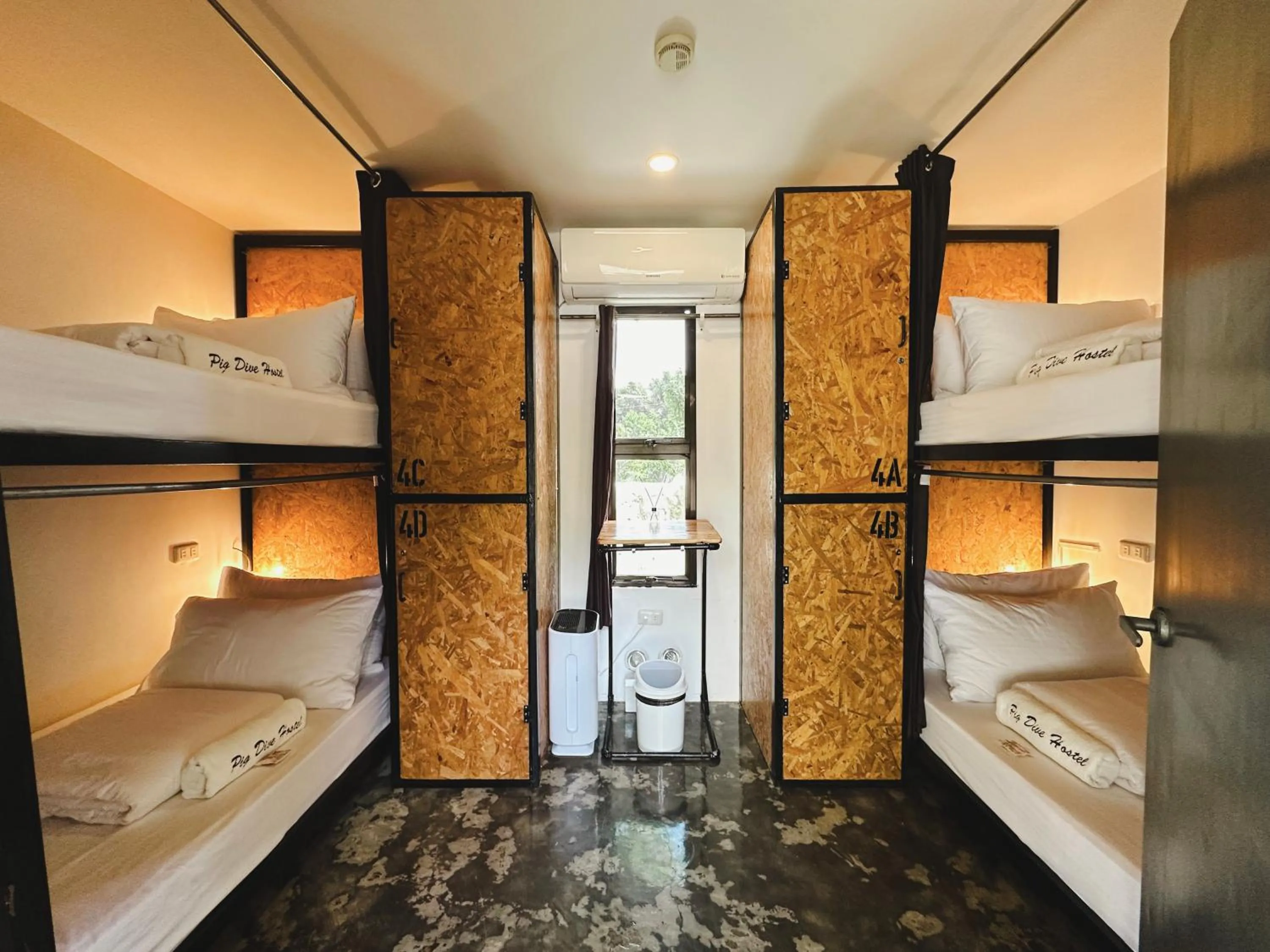 Photo of the whole room, Bed in Pig Dive Hostel Moalboal