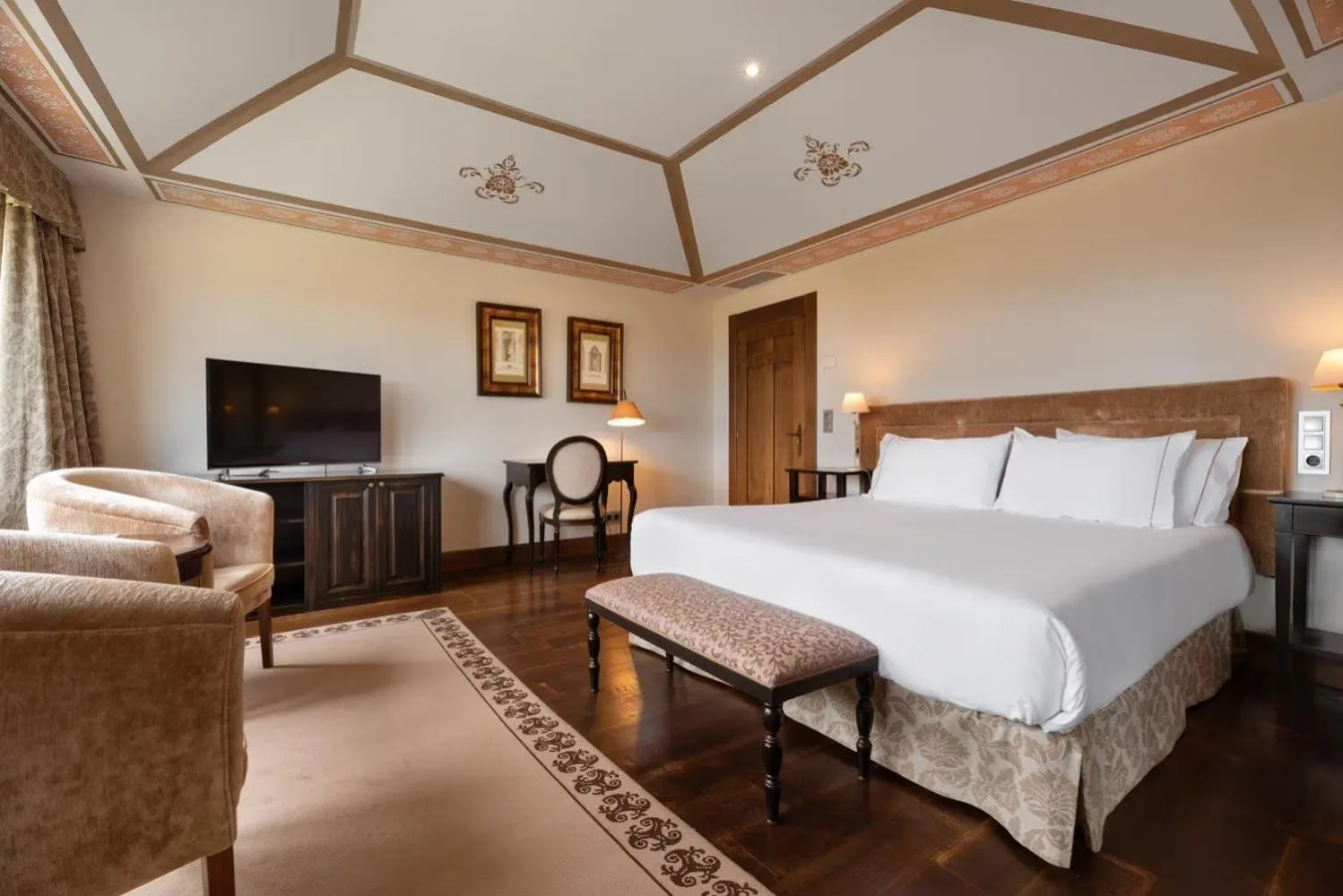 Communal lounge/ TV room, Bed in Áurea Palacio de Sober by Eurostars Hotel Company