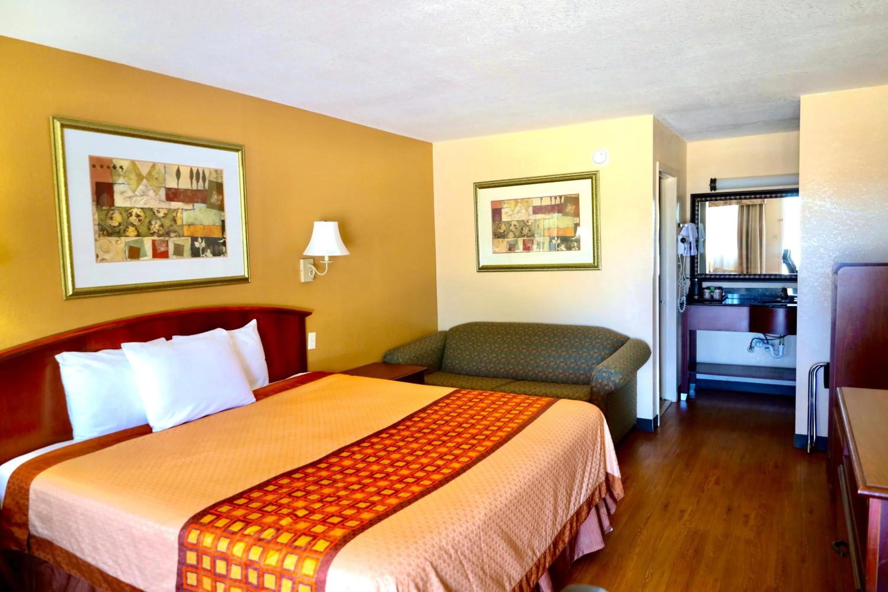Bedroom, Bed in Regency Inn & Suites