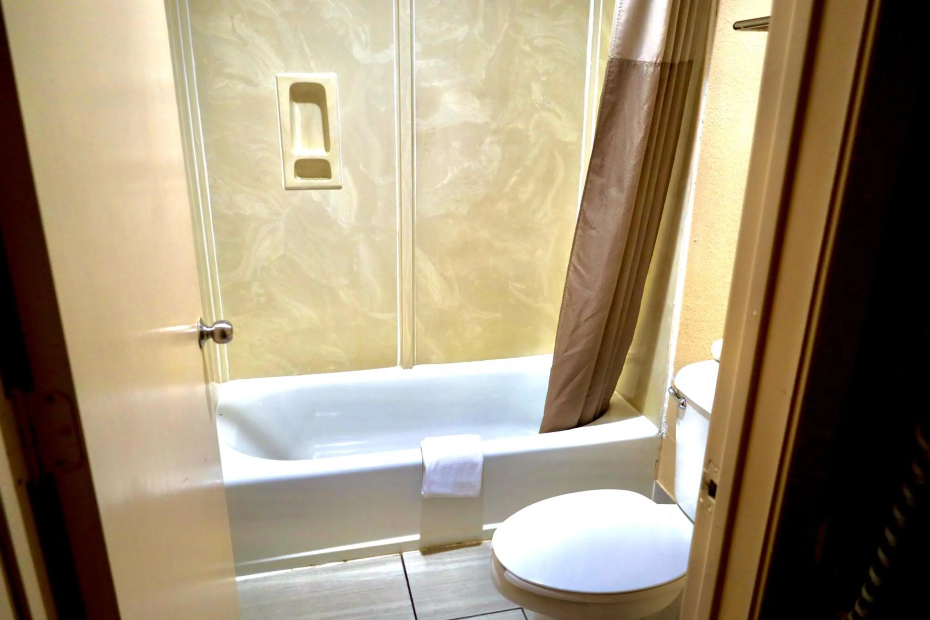 Bath in Regency Inn & Suites