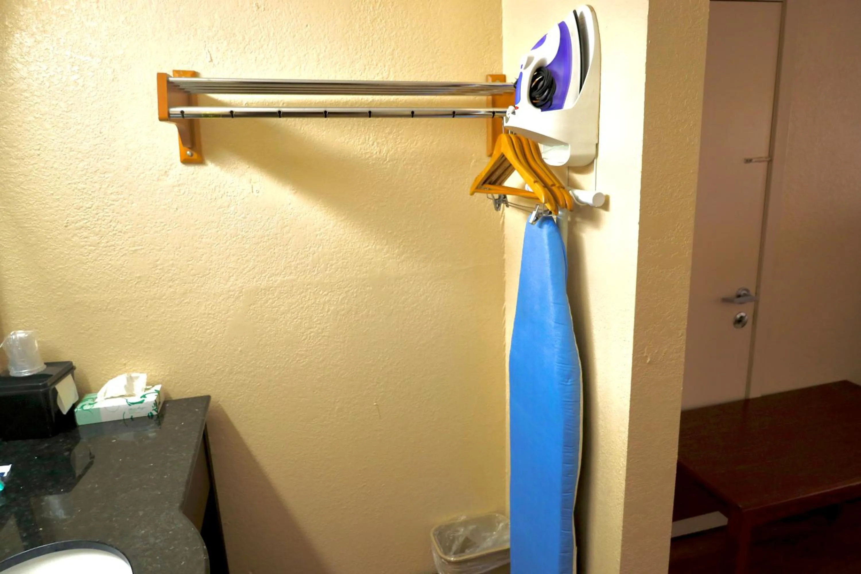 furniture in Regency Inn & Suites