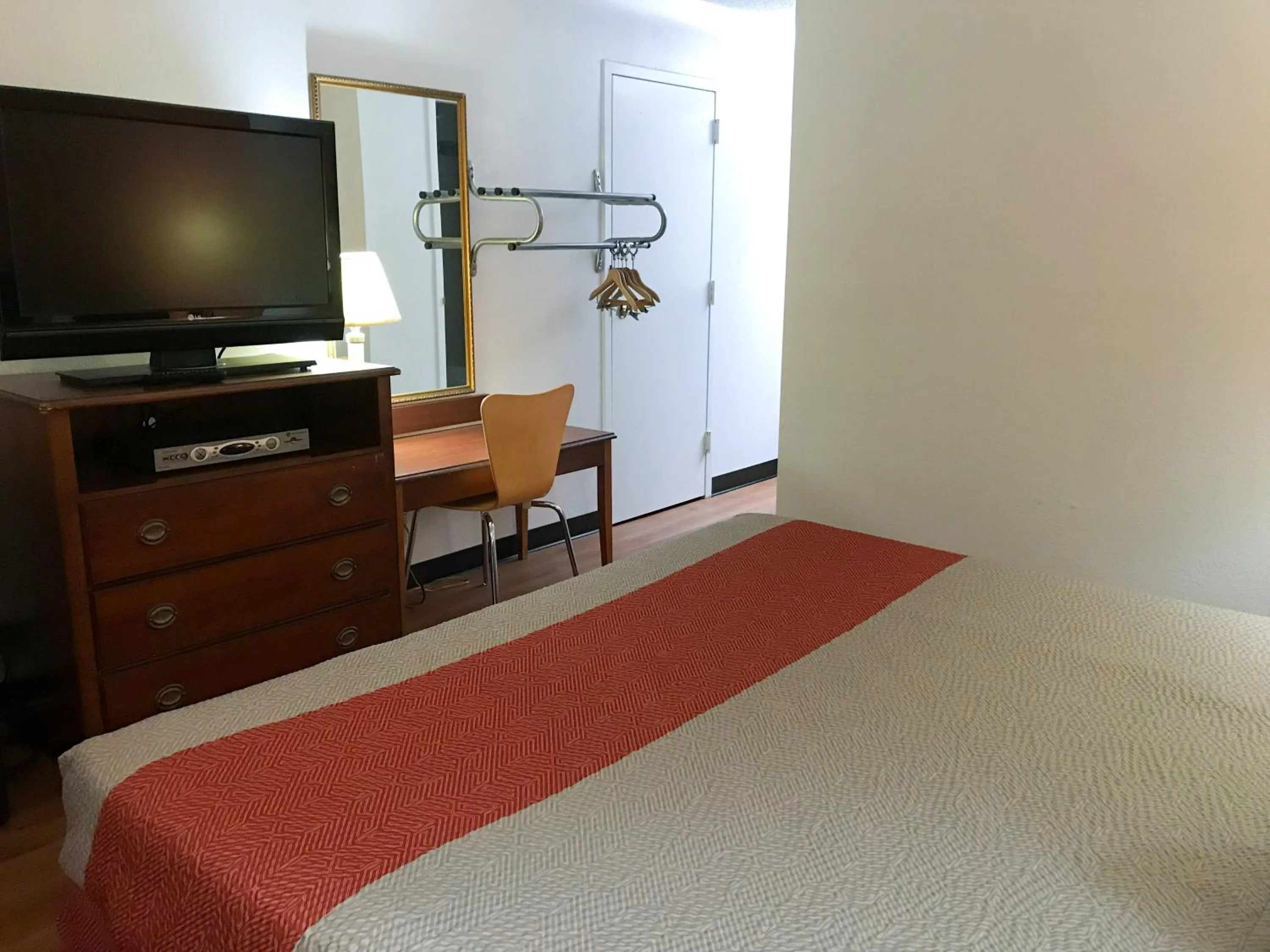 Bedroom, TV/Entertainment Center in Econo Lodge