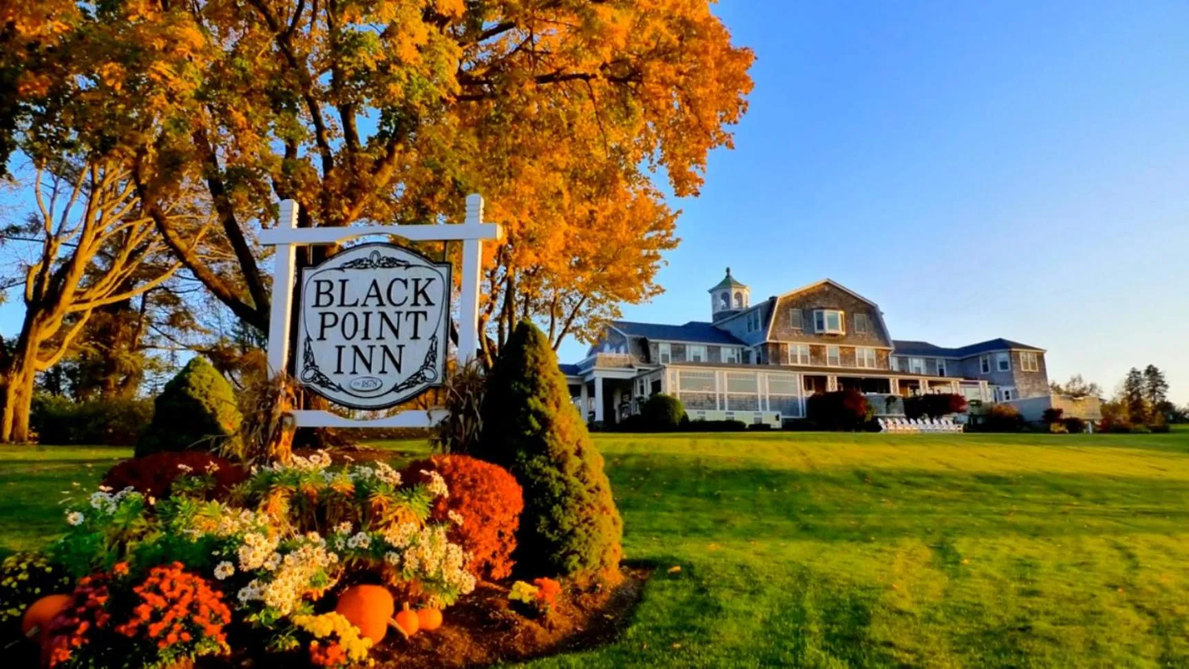 Facade/entrance in Black Point Inn