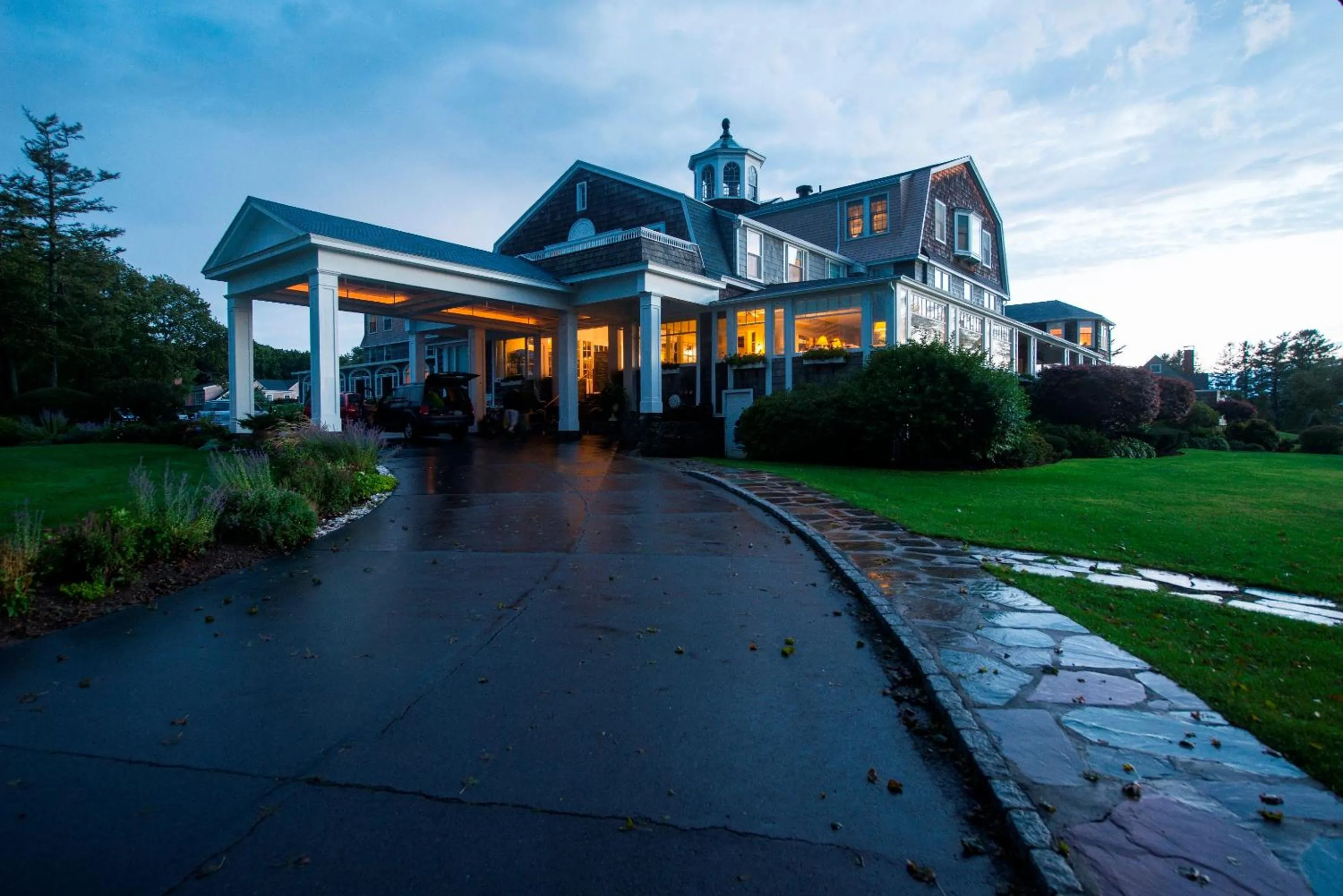 Facade/entrance in Black Point Inn