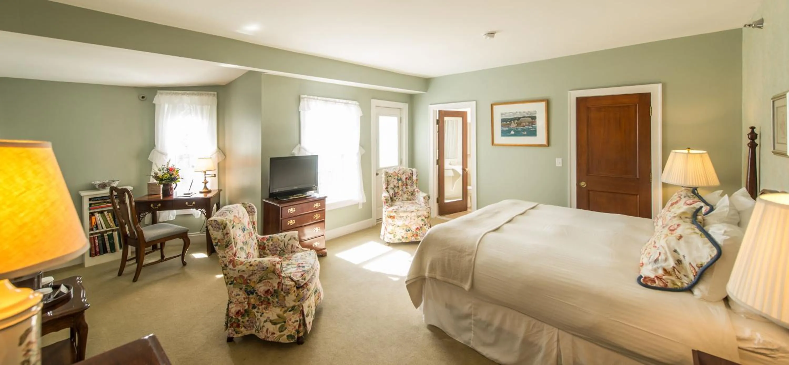 Photo of the whole room, Bed in Black Point Inn
