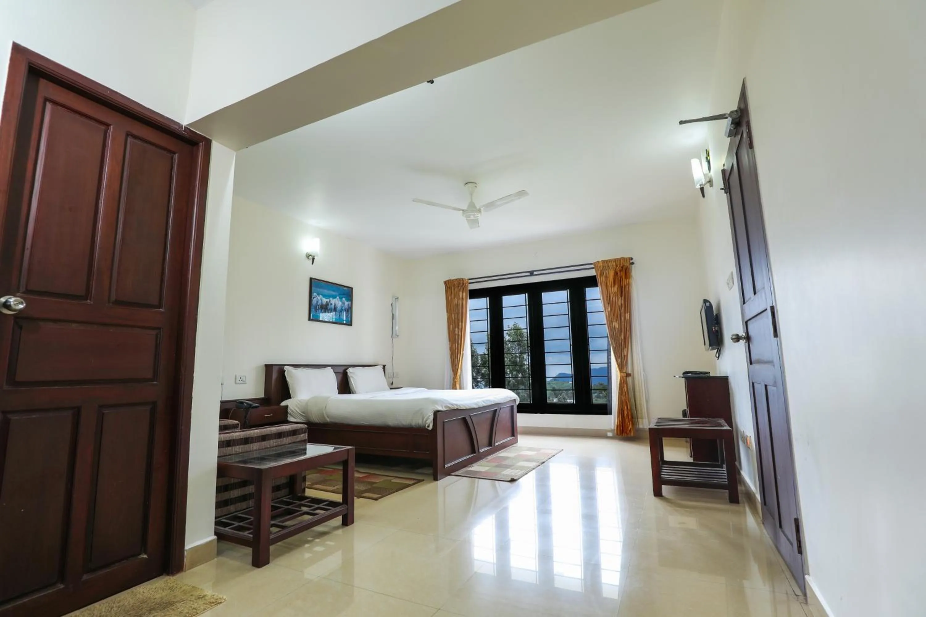 Photo of the whole room, Bed in Twin Tree