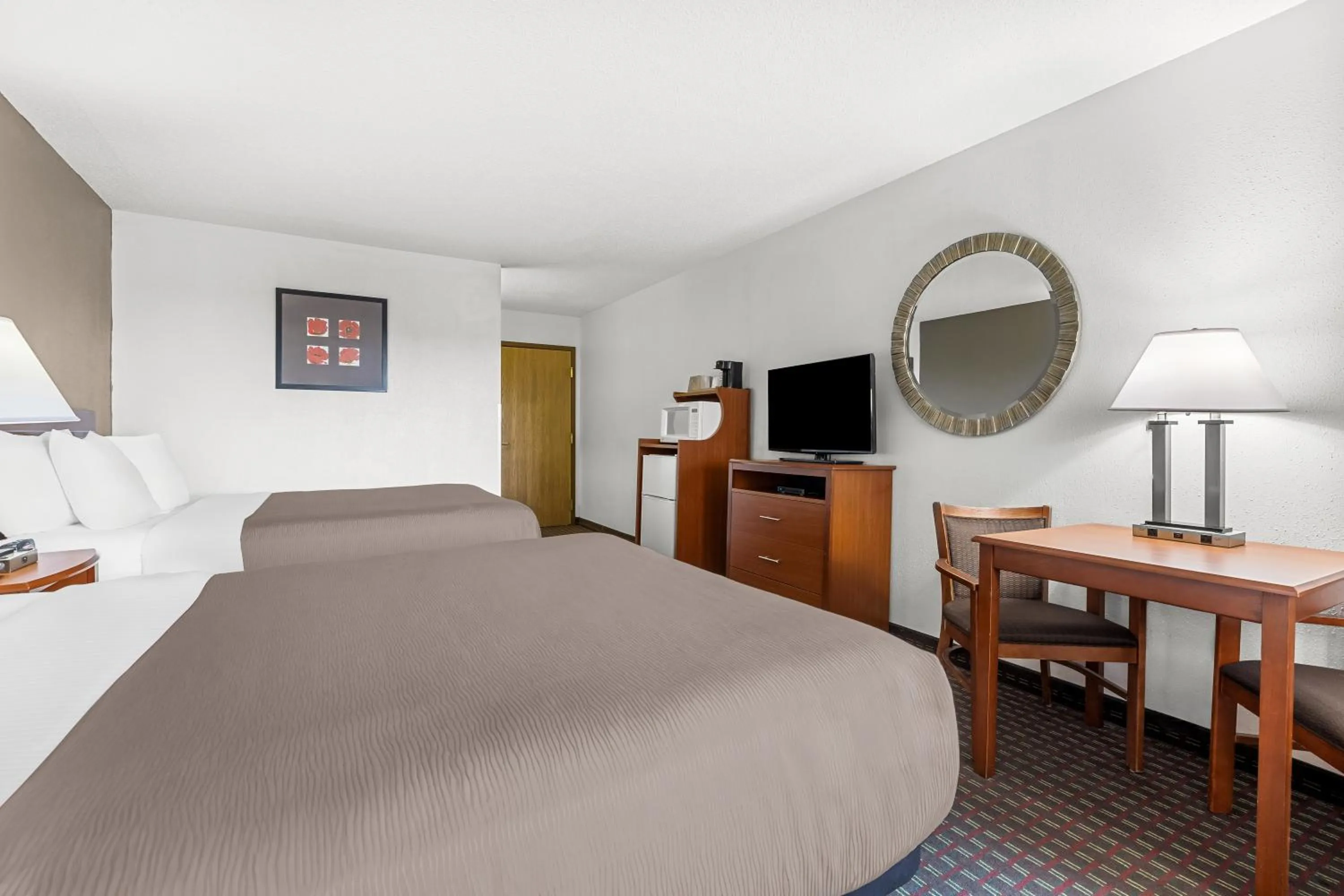 TV and multimedia, Bed in Rodeway Inn Rapid City North