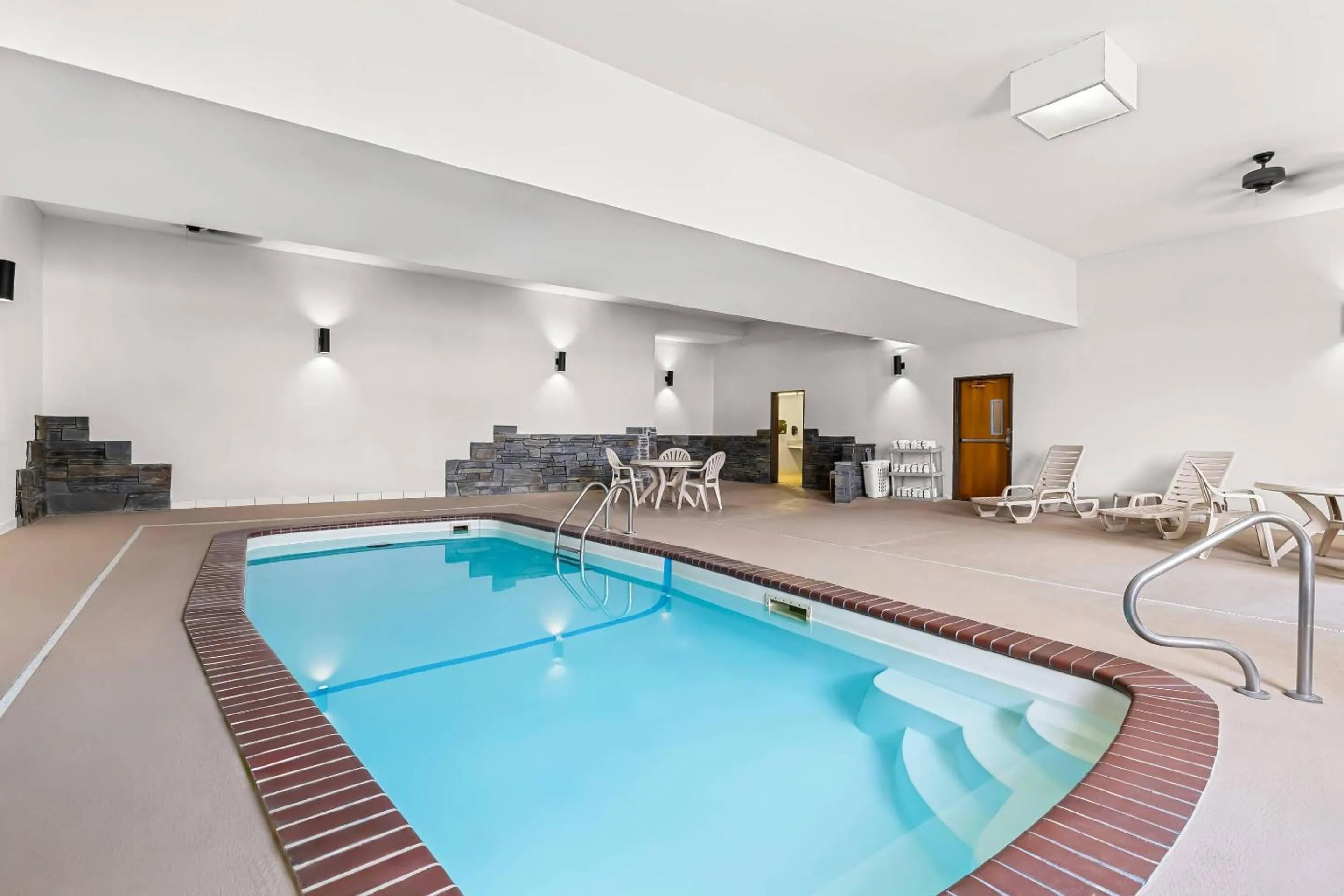 Swimming pool in Rodeway Inn Rapid City North