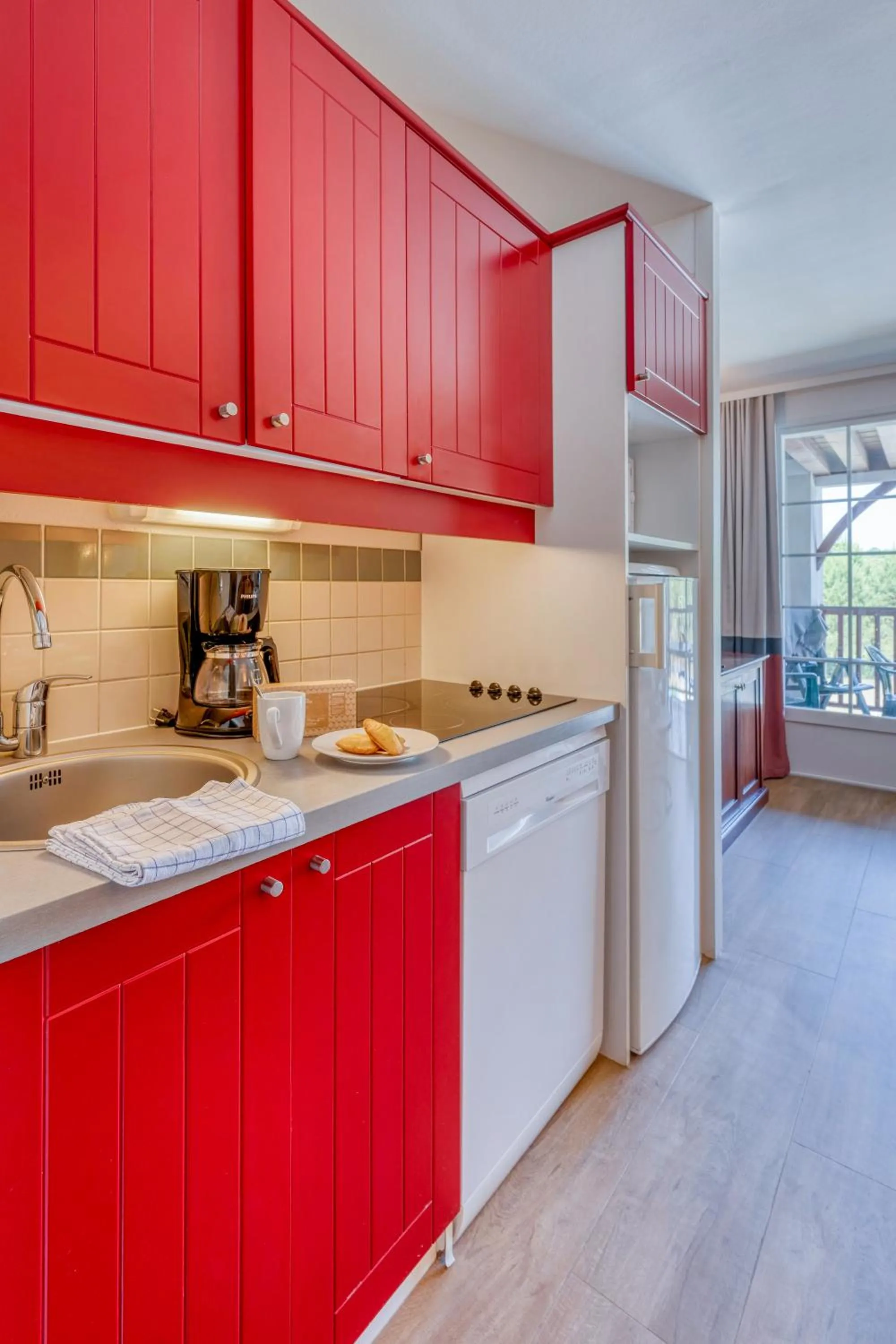 Kitchen or kitchenette in Résidence Pierre & Vacances Le Domaine de Gascogne