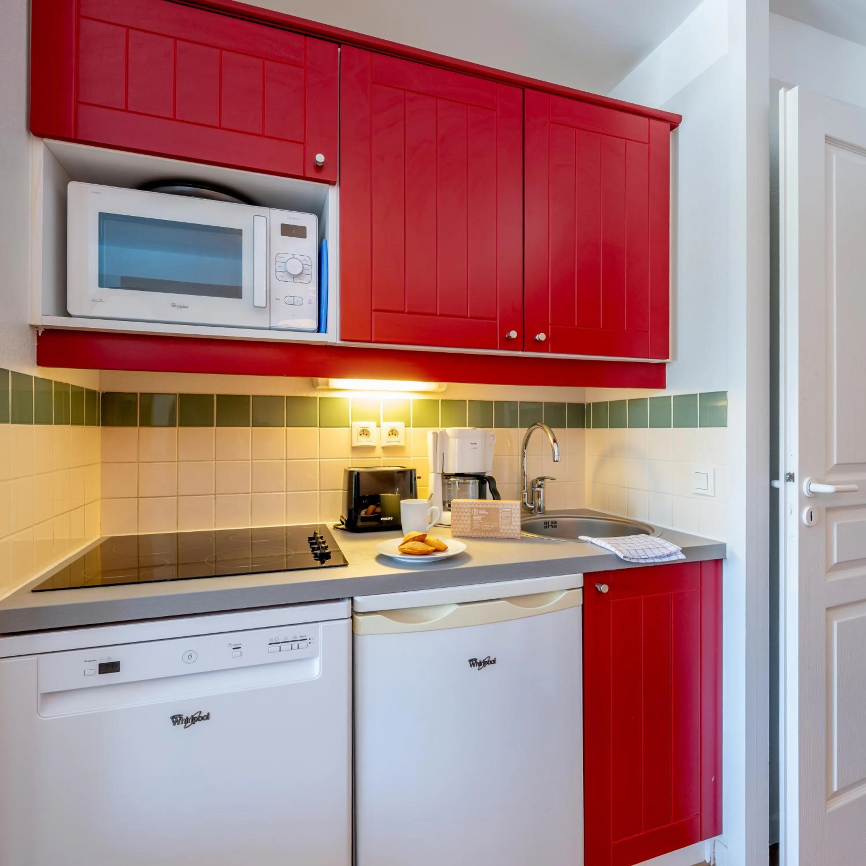 Kitchen or kitchenette in Résidence Pierre & Vacances Le Domaine de Gascogne