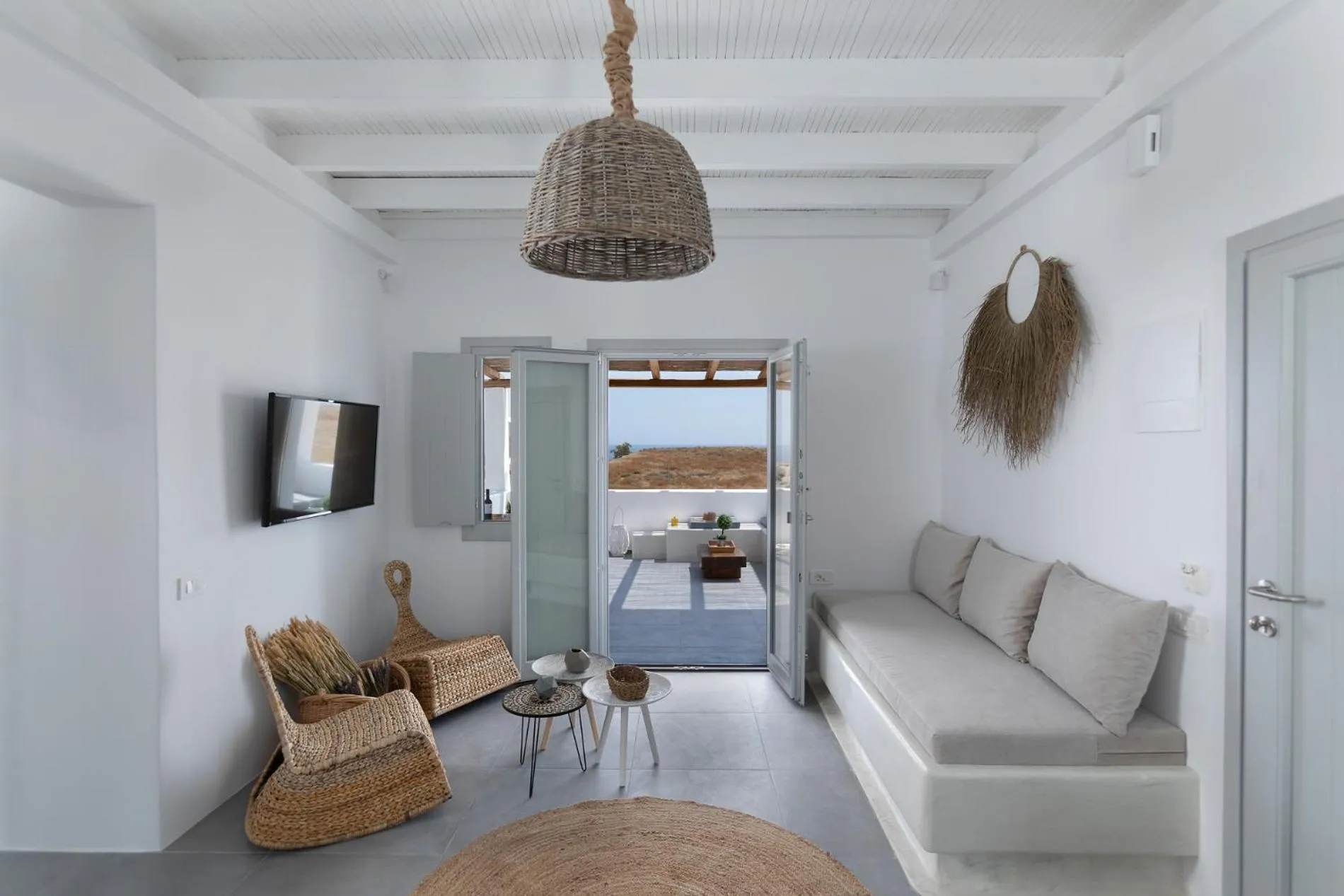 Living room, Bed in Bianco Diverso Suites