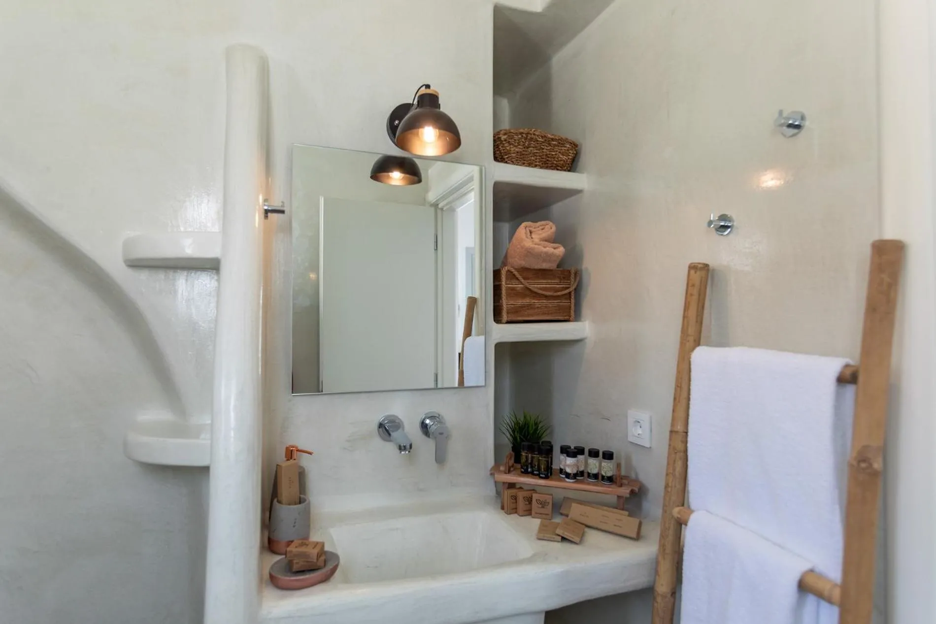 Bathroom in Bianco Diverso Suites