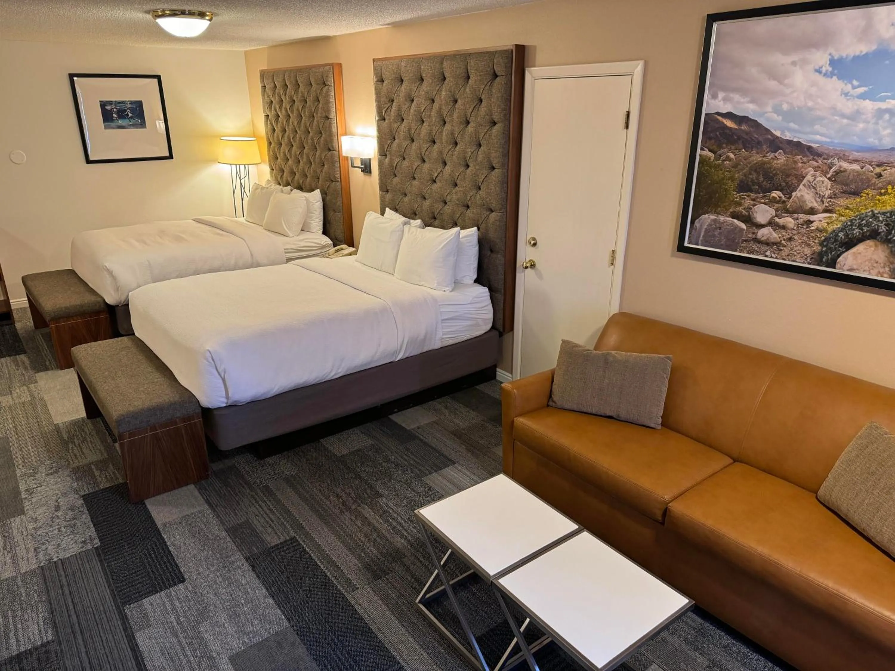 Photo of the whole room, Bed in Abajo Lodge