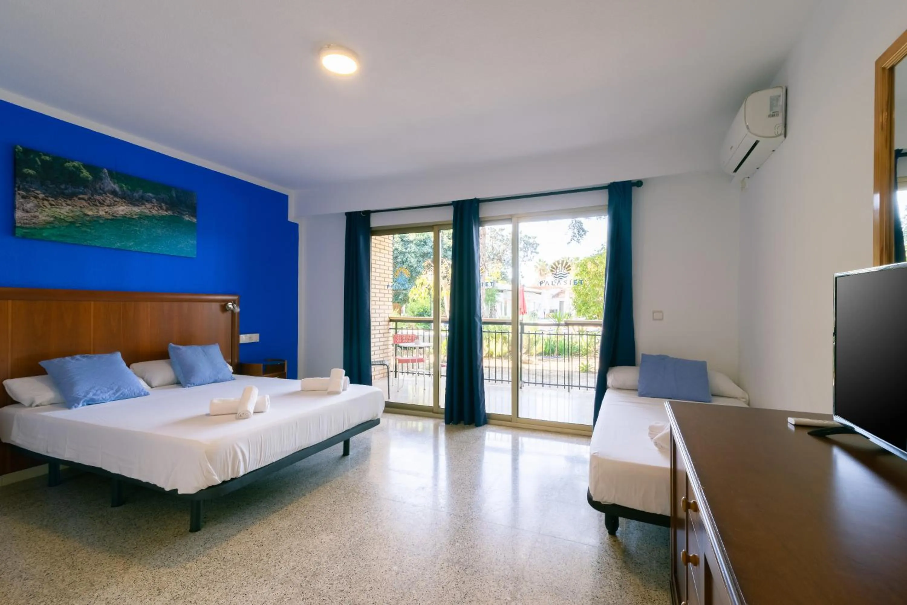 Bed in APARTAMENTOS PALASIET