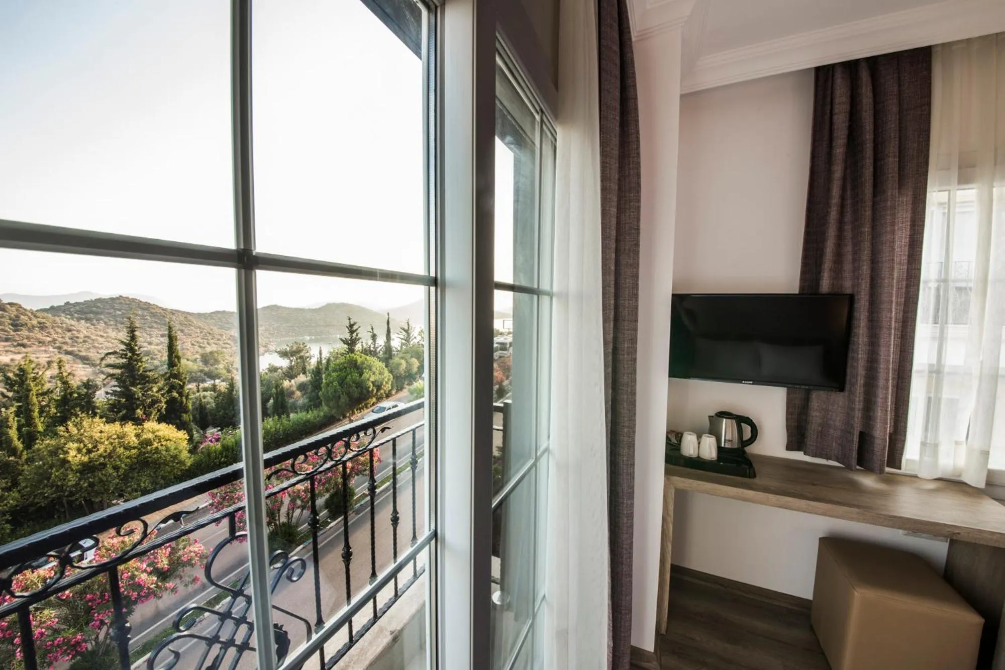 TV and multimedia in dekatria rooms&aparts