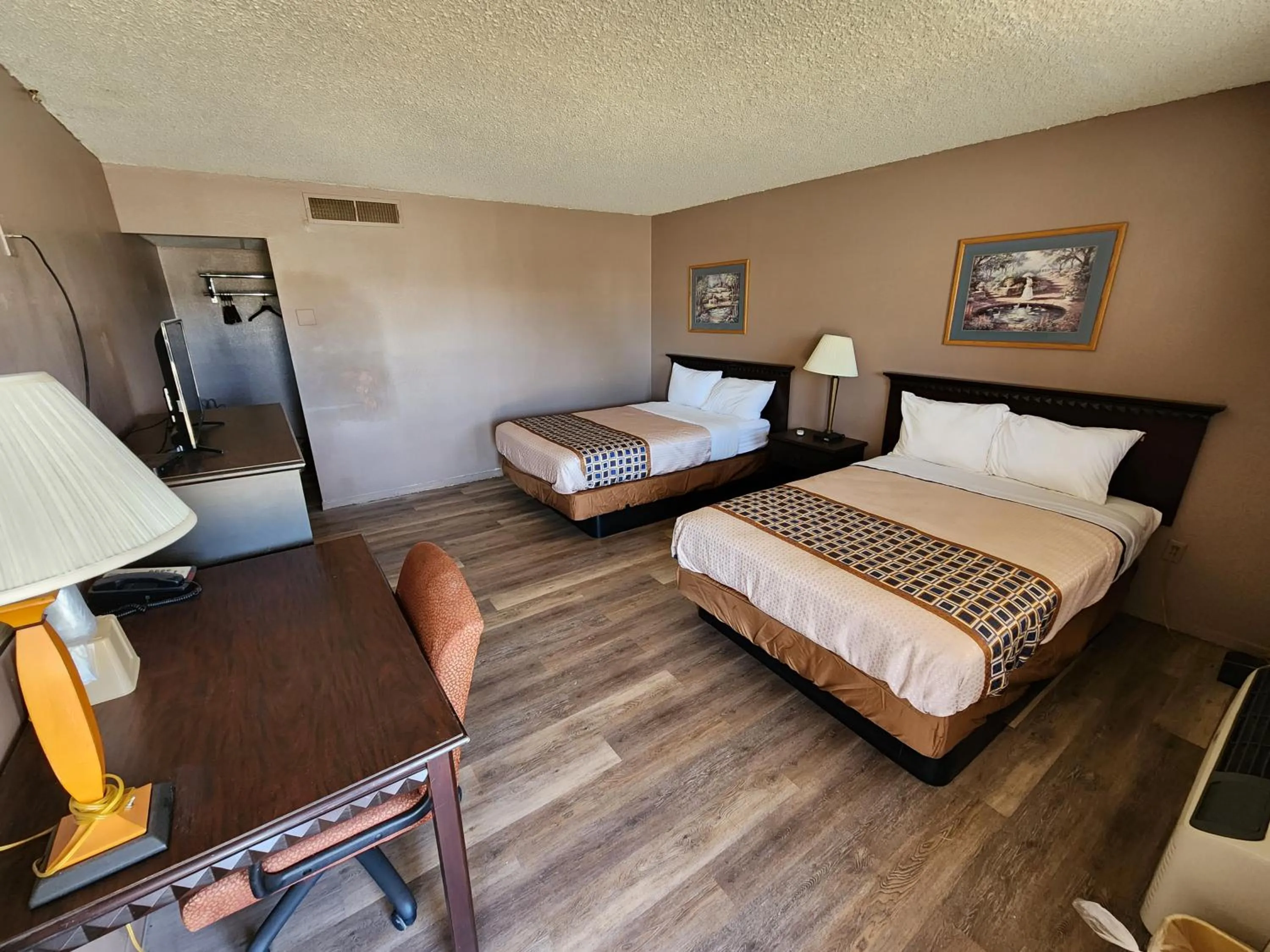 Photo of the whole room, Bed in Satellite Inn