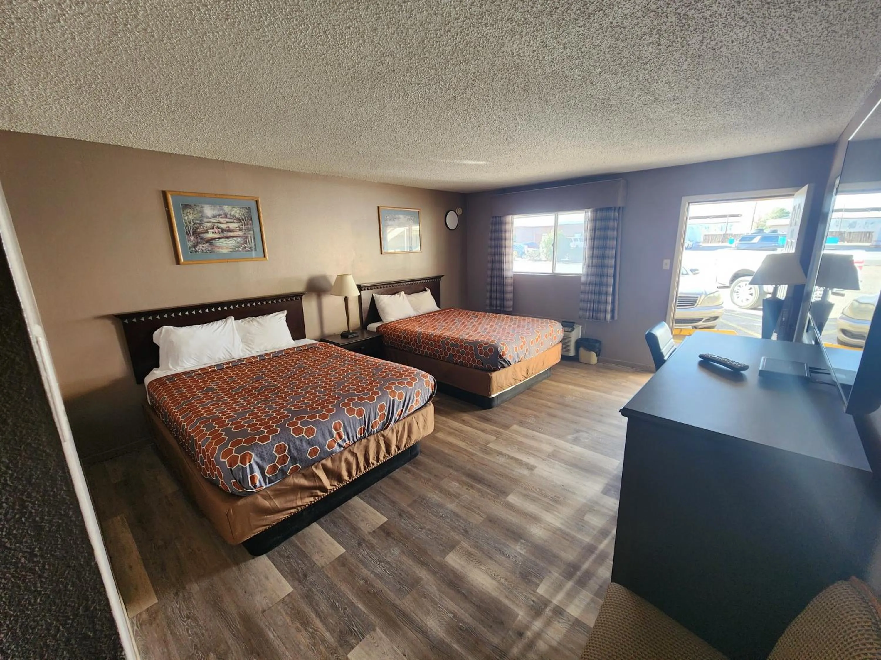 Bedroom, Bed in Satellite Inn