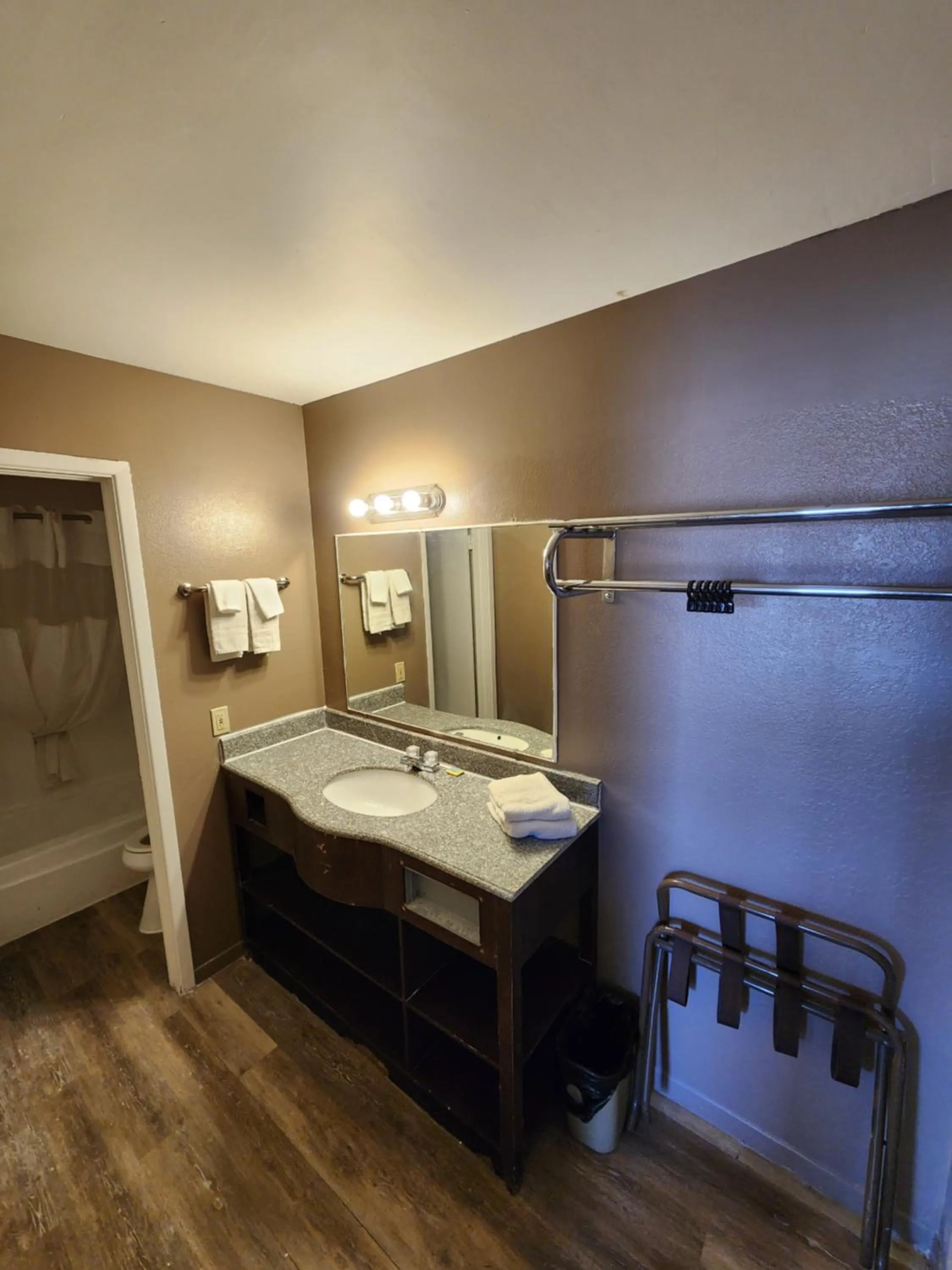 towels in Satellite Inn