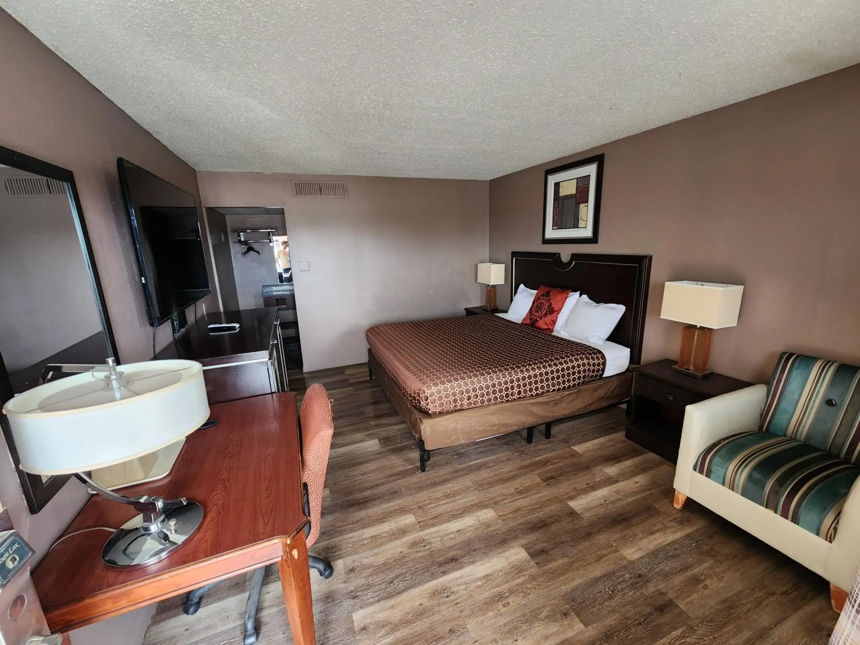 Deluxe King Room in Satellite Inn Deluxe King Room in Satellite Inn